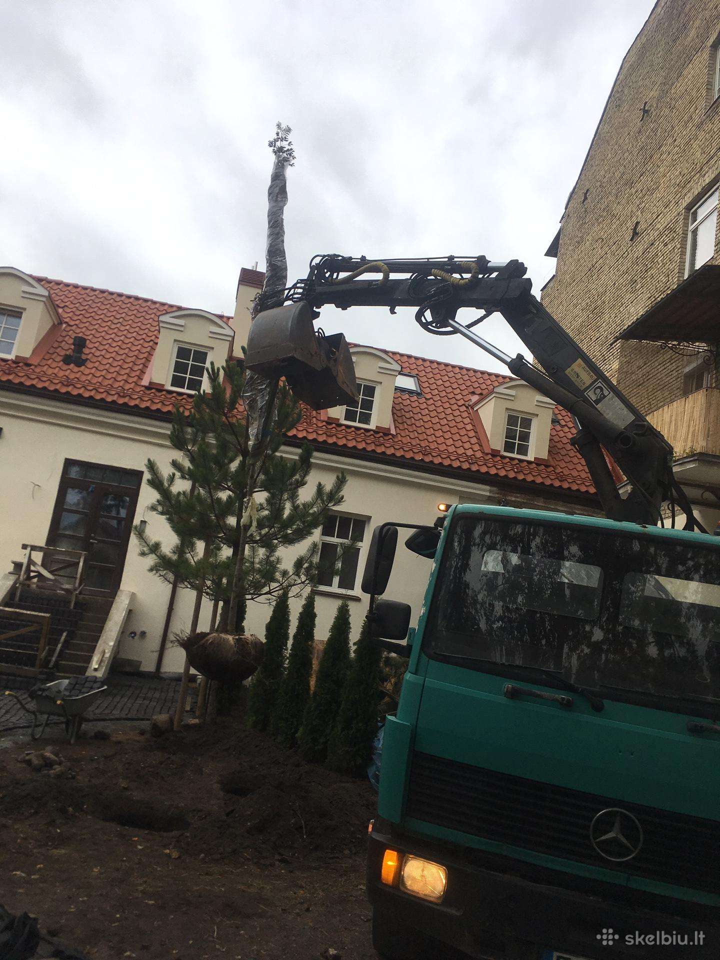 Savivartis su kranu greiferiu manipuliatoriumi