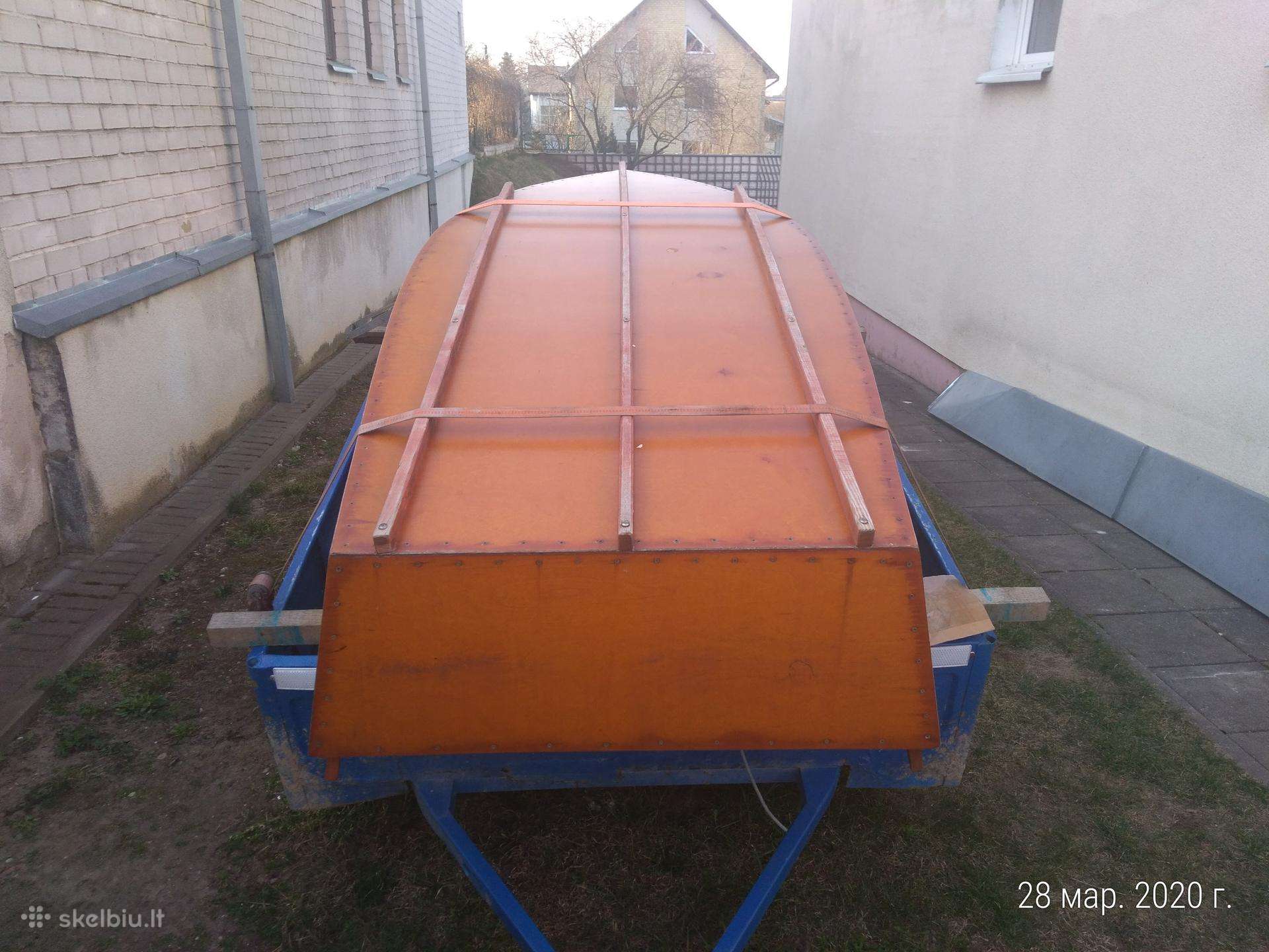 Savadarbė, medinės valtys