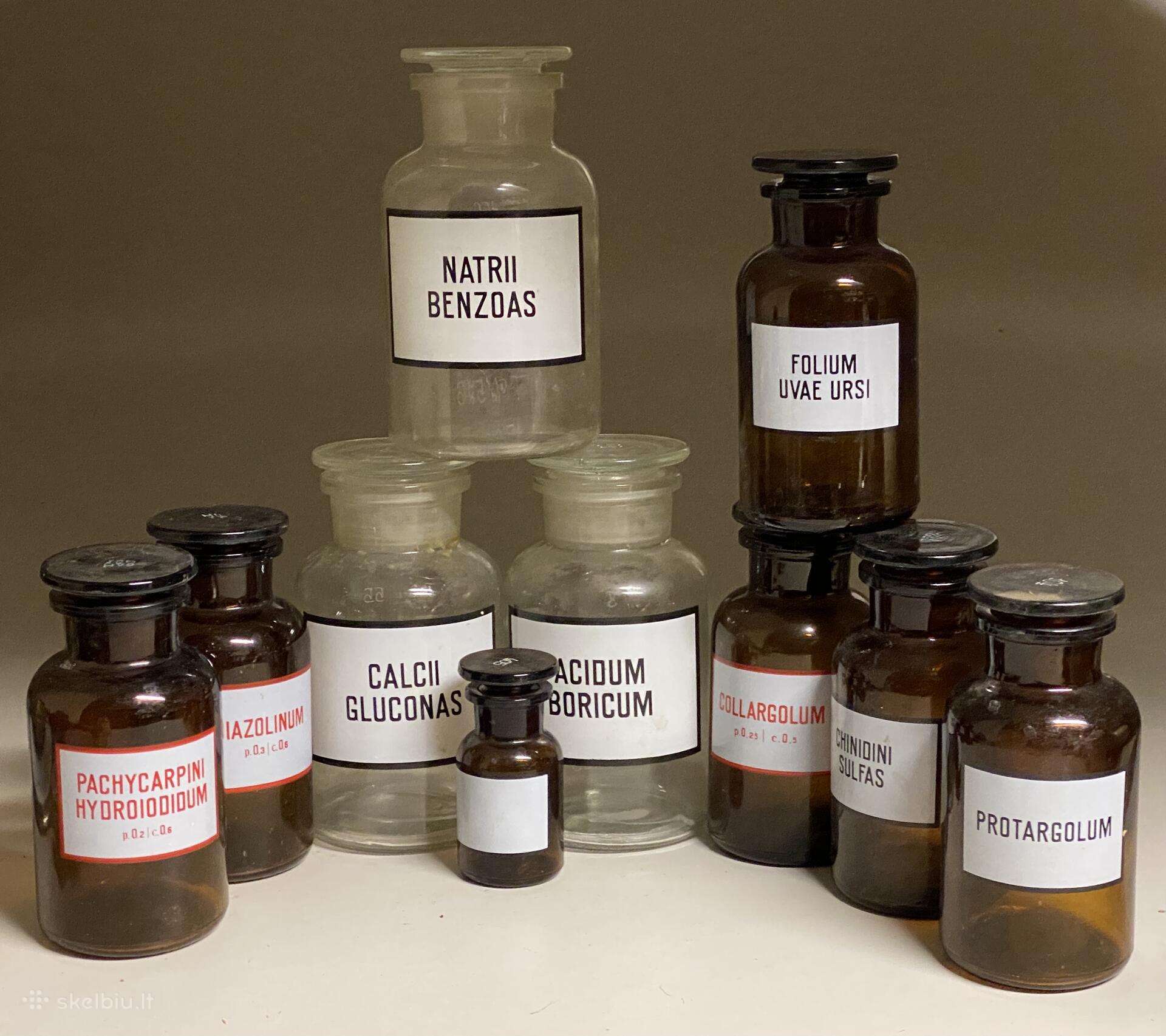 Medicininiai vaistininko stikliniai indai.