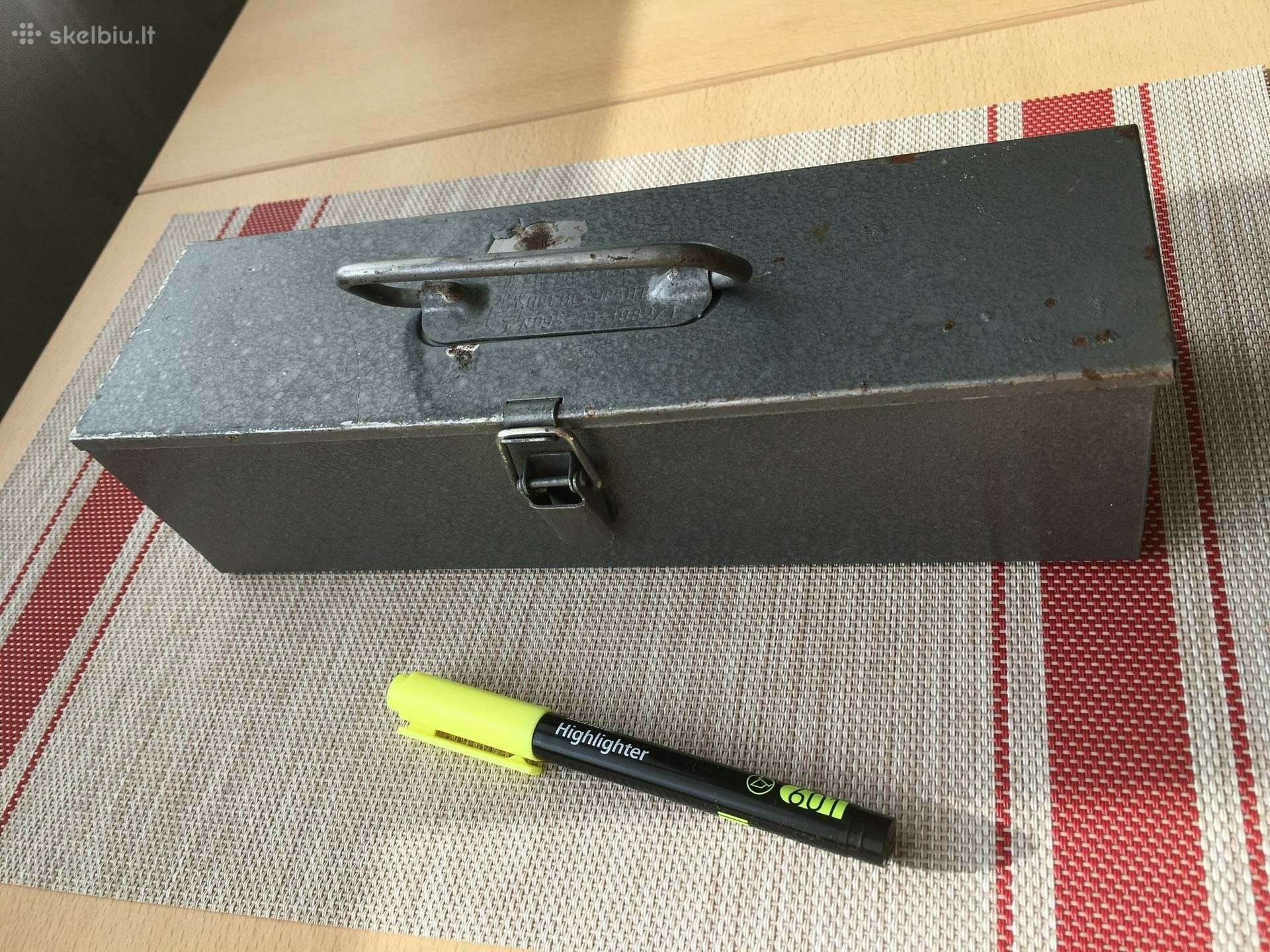 Senovinė metalinė dėžutė su rankena, užraktu 1982m