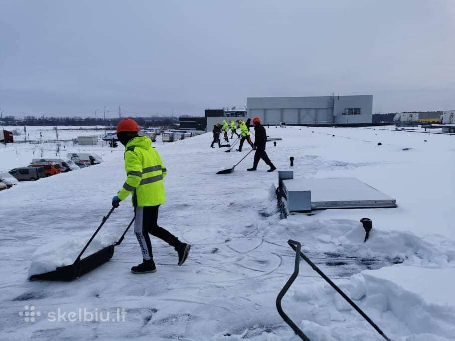 Sniego valymas nuo stogų, varveklių šalinimas