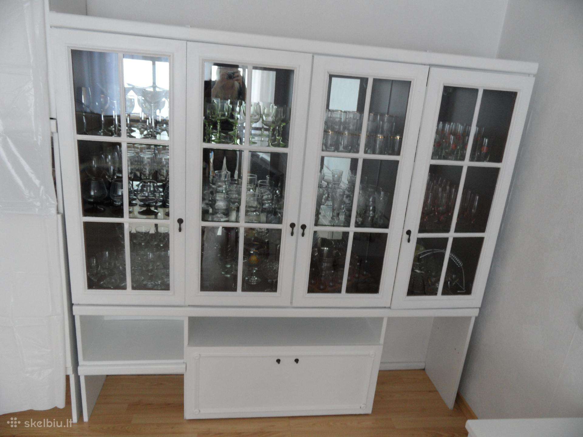 Vitrina su stiklais 95 e,