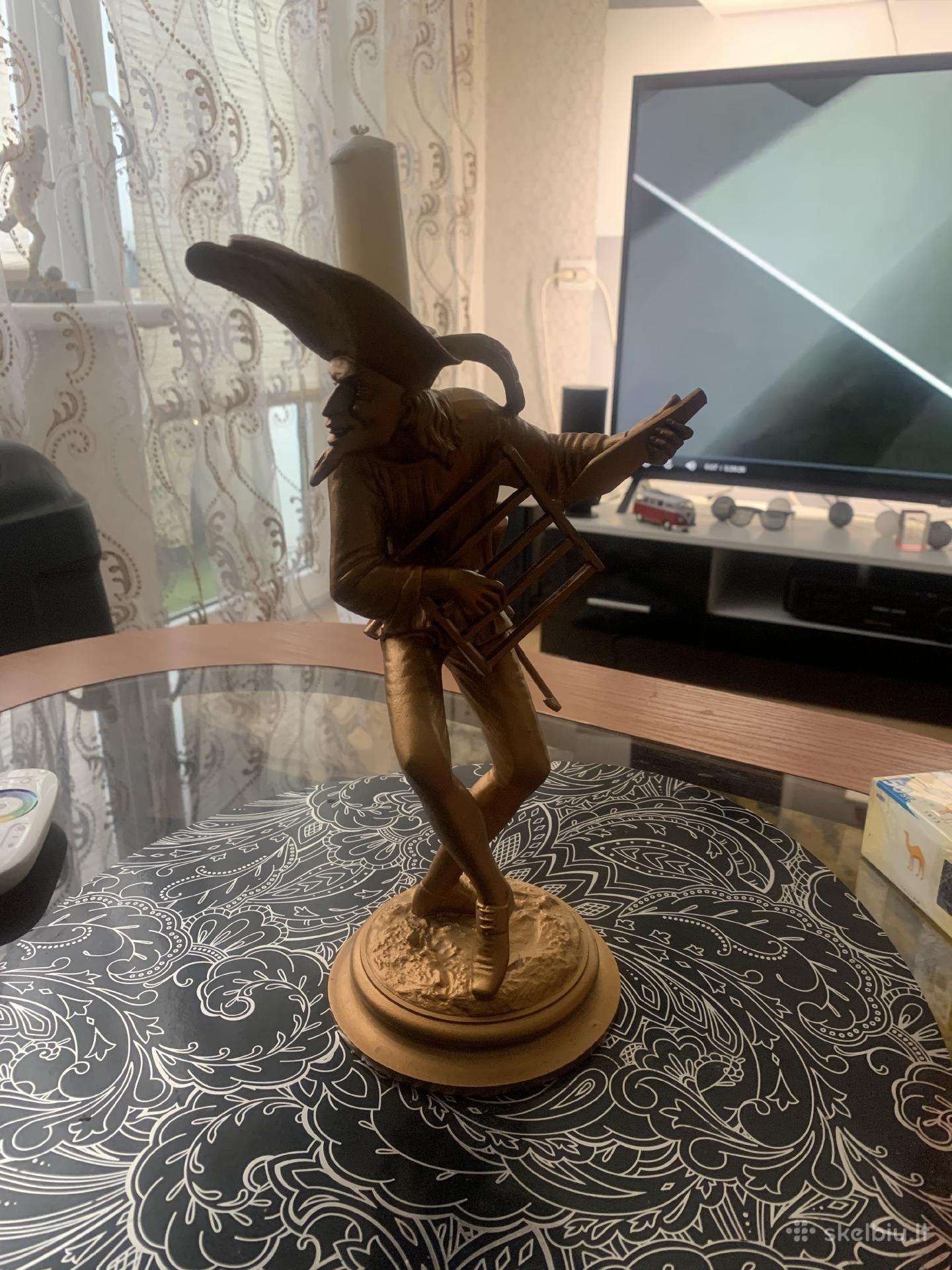Aukso spalvos statulele