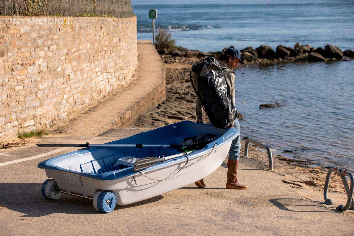 Tahe, plastic boats