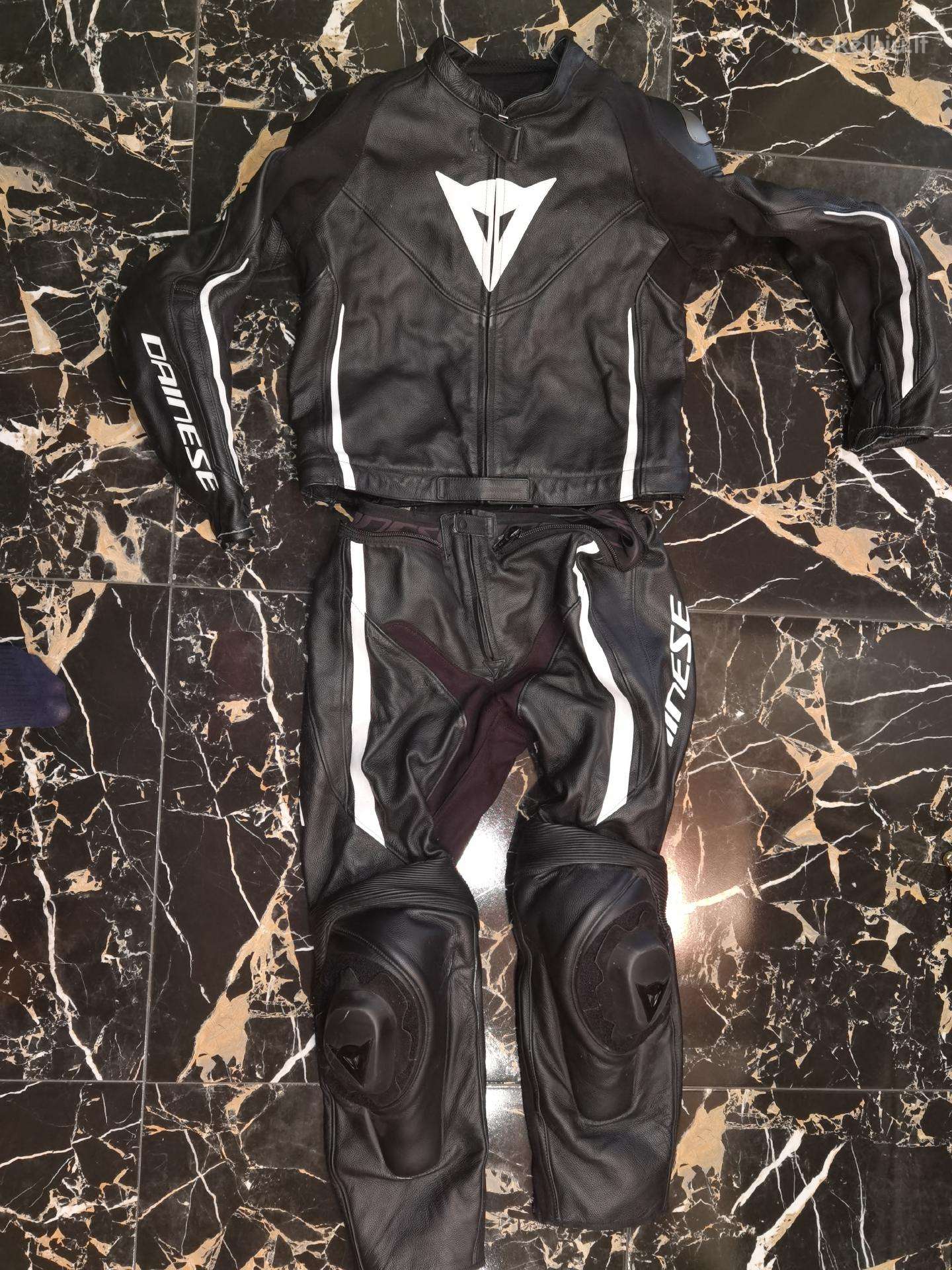 Parduodu moto aprangas batus šalmus pirštines