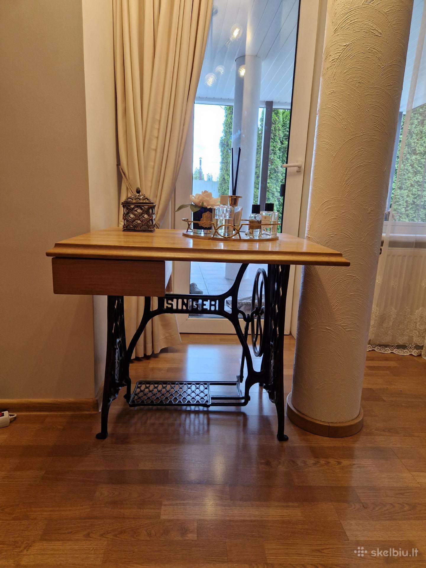 Kompiuterio stalas ir kaltinė kėdė komplekte
