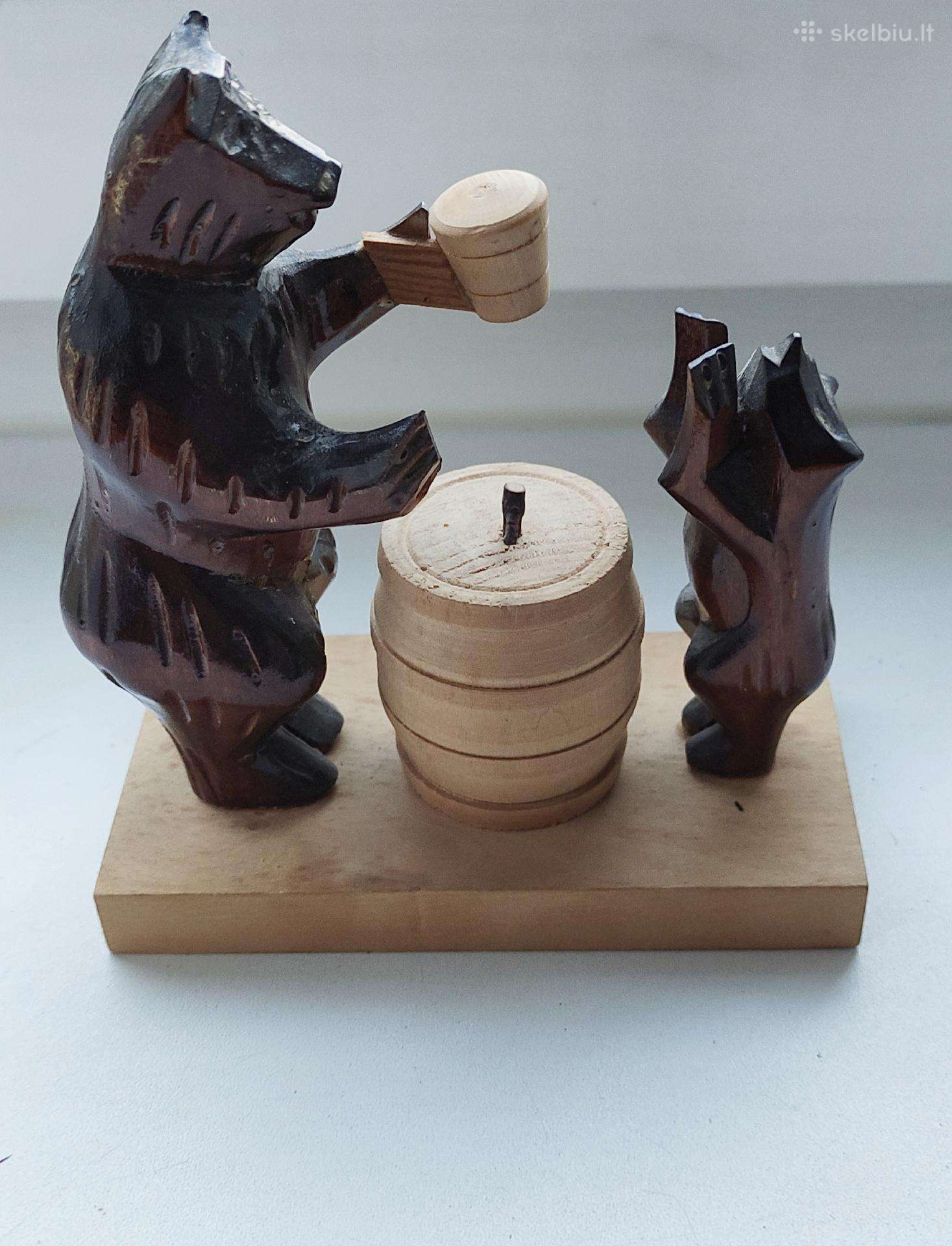 Tarybinių laikų medinė Meškos statulėlė.