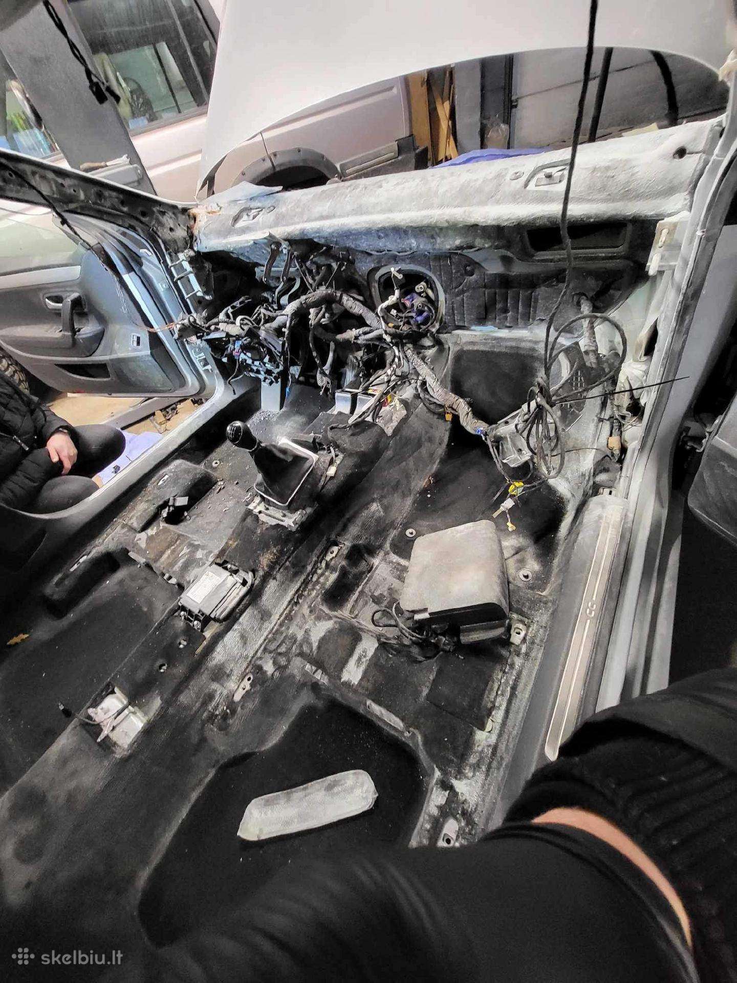 Automobilių Plovimas Ir Profesionalus Valymas