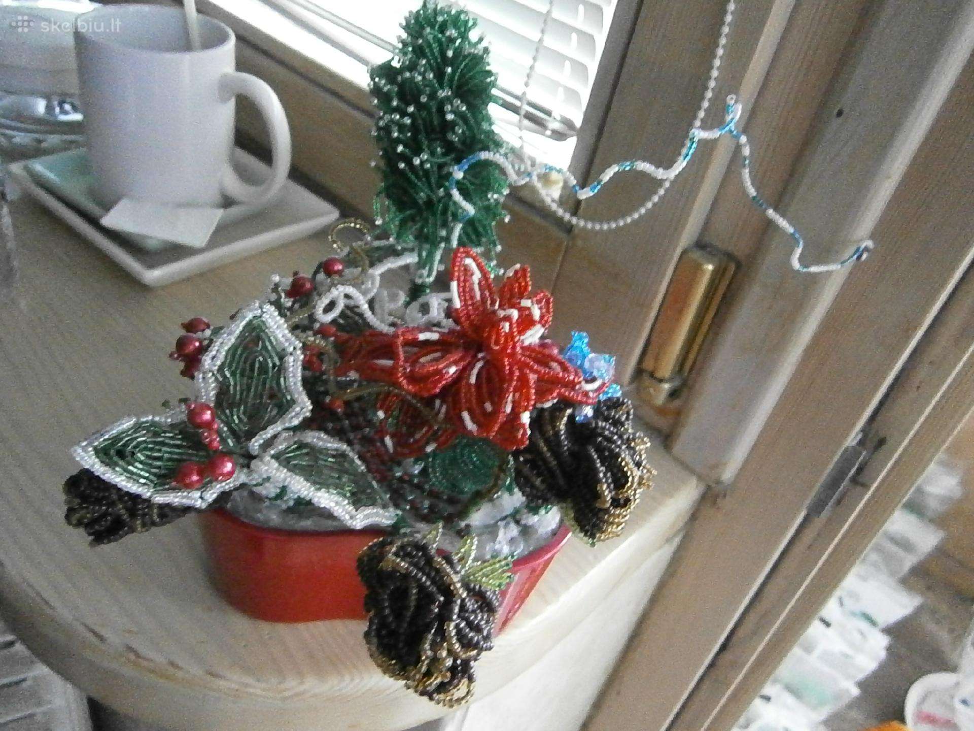 Iš mažų karoliukų suvertos ant vielų gėlės