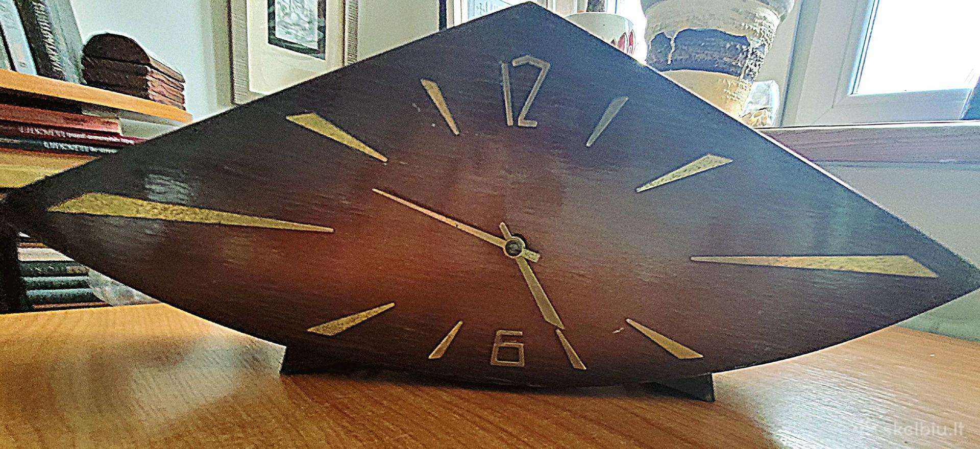 Vintažinis pastatomas medinis laikrodis