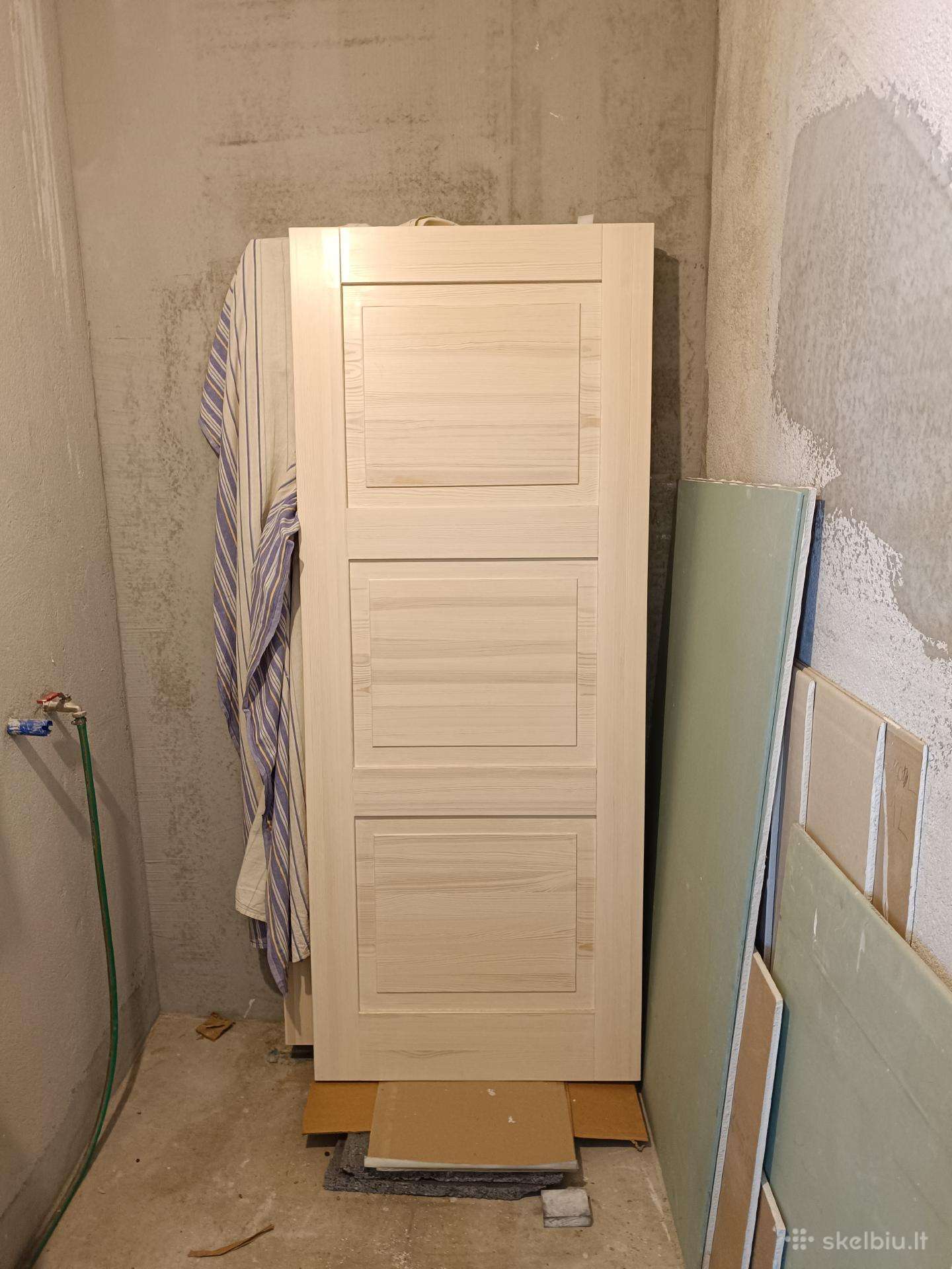 Pušies masyvo durys