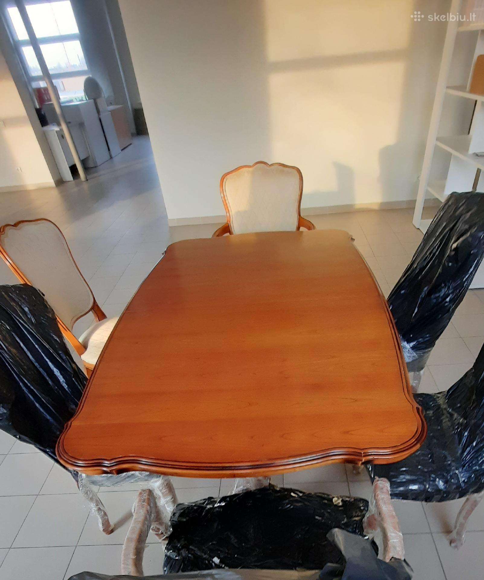 Parduodamas Senovinis Valgomojo Baldų Komplektas