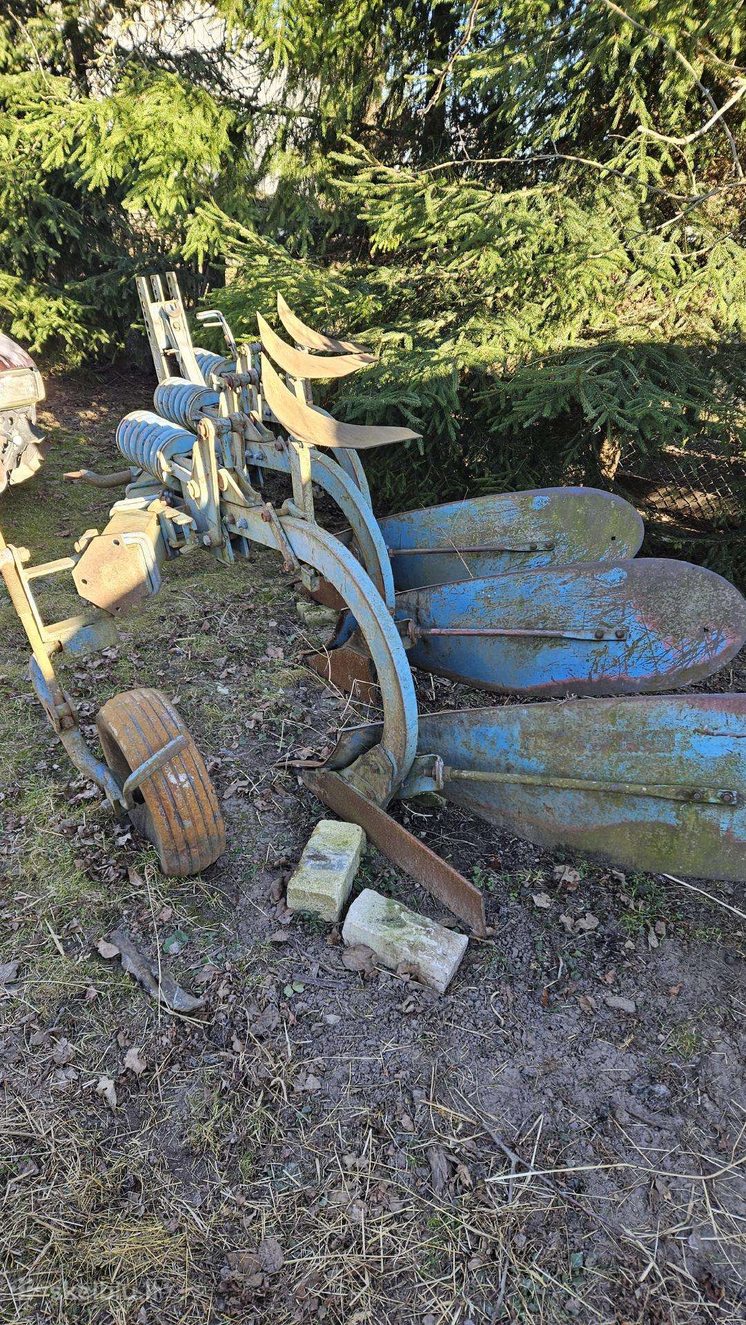 Plūgas Fiskars 3 korpusų