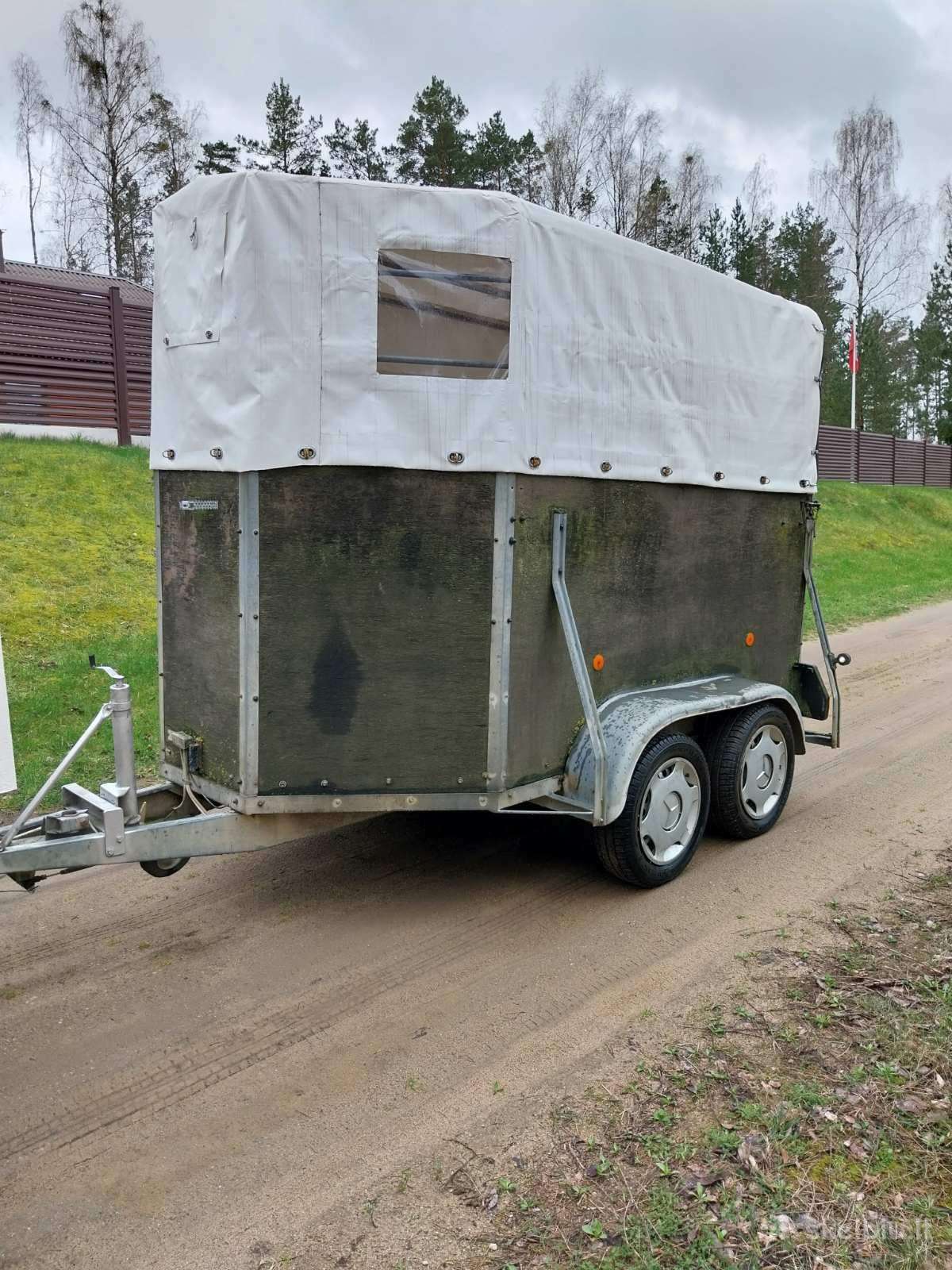 Parduodama priekaba gyvunams vezti
