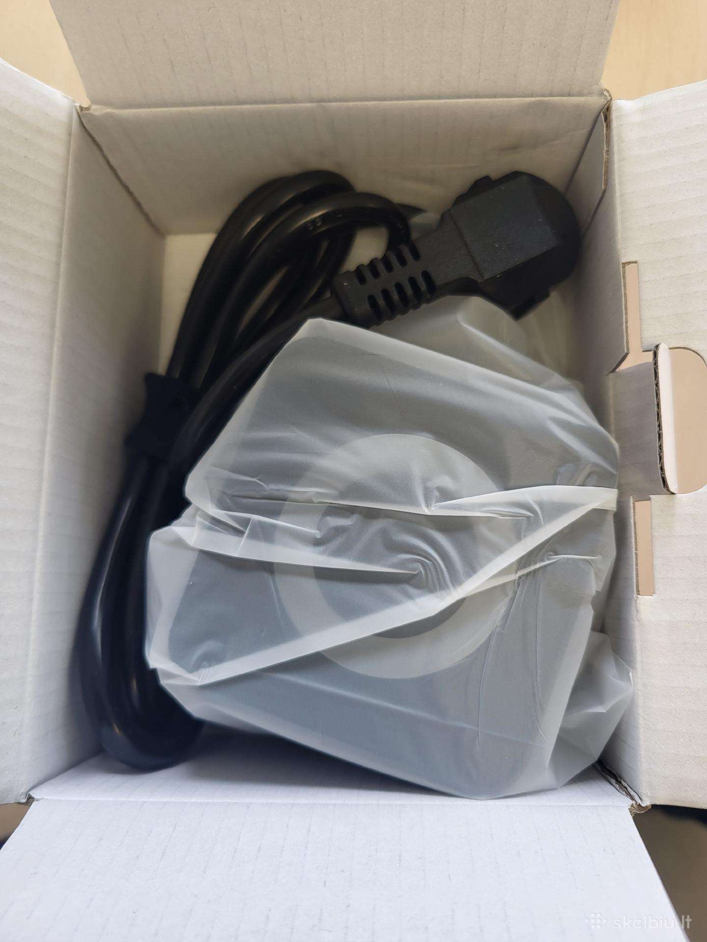 Bevielis pakrovėjas telefonui +Usb lizdai +Schuko
