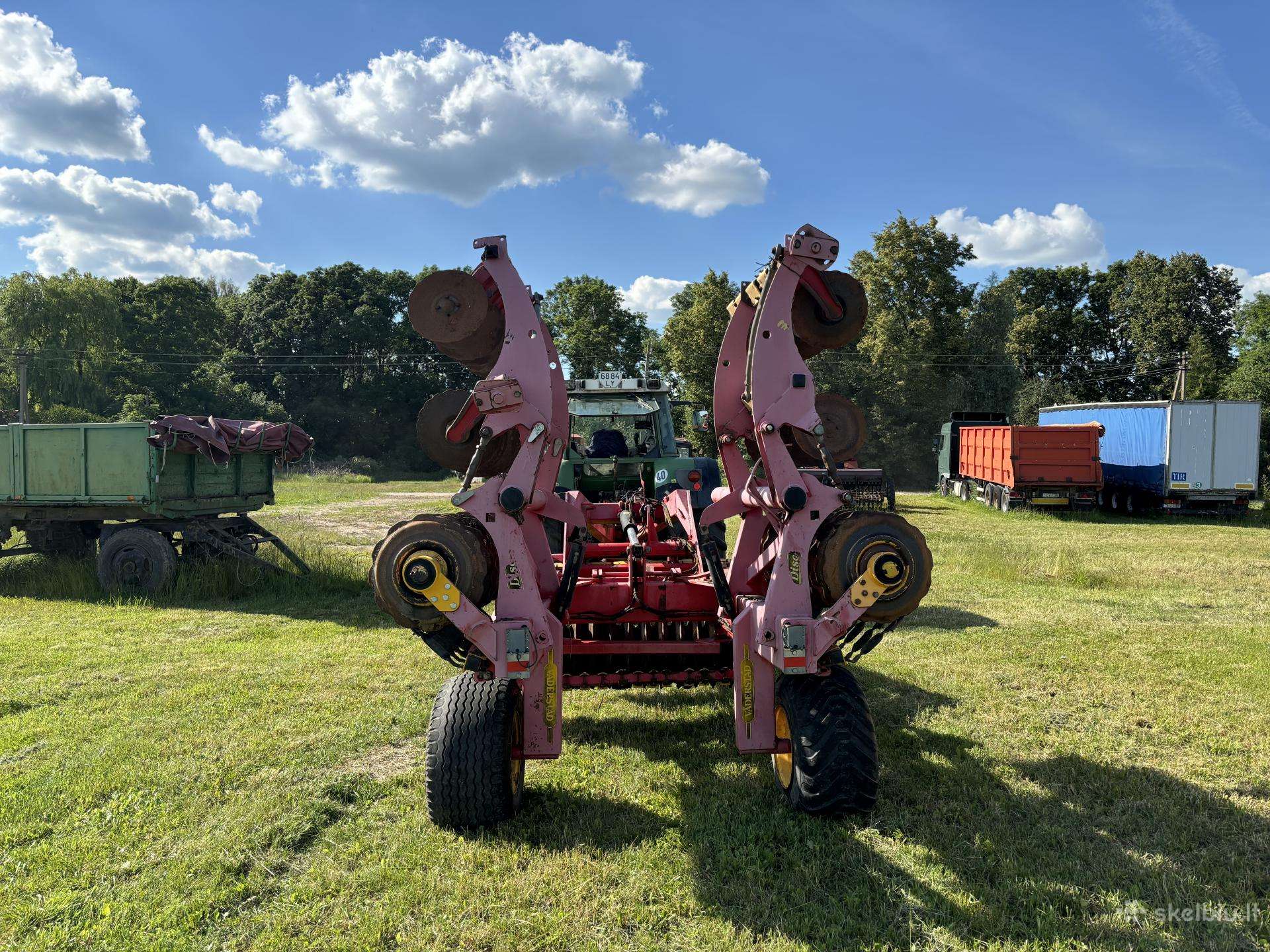 Vaderstad Carrier, scrapers, scrubbers