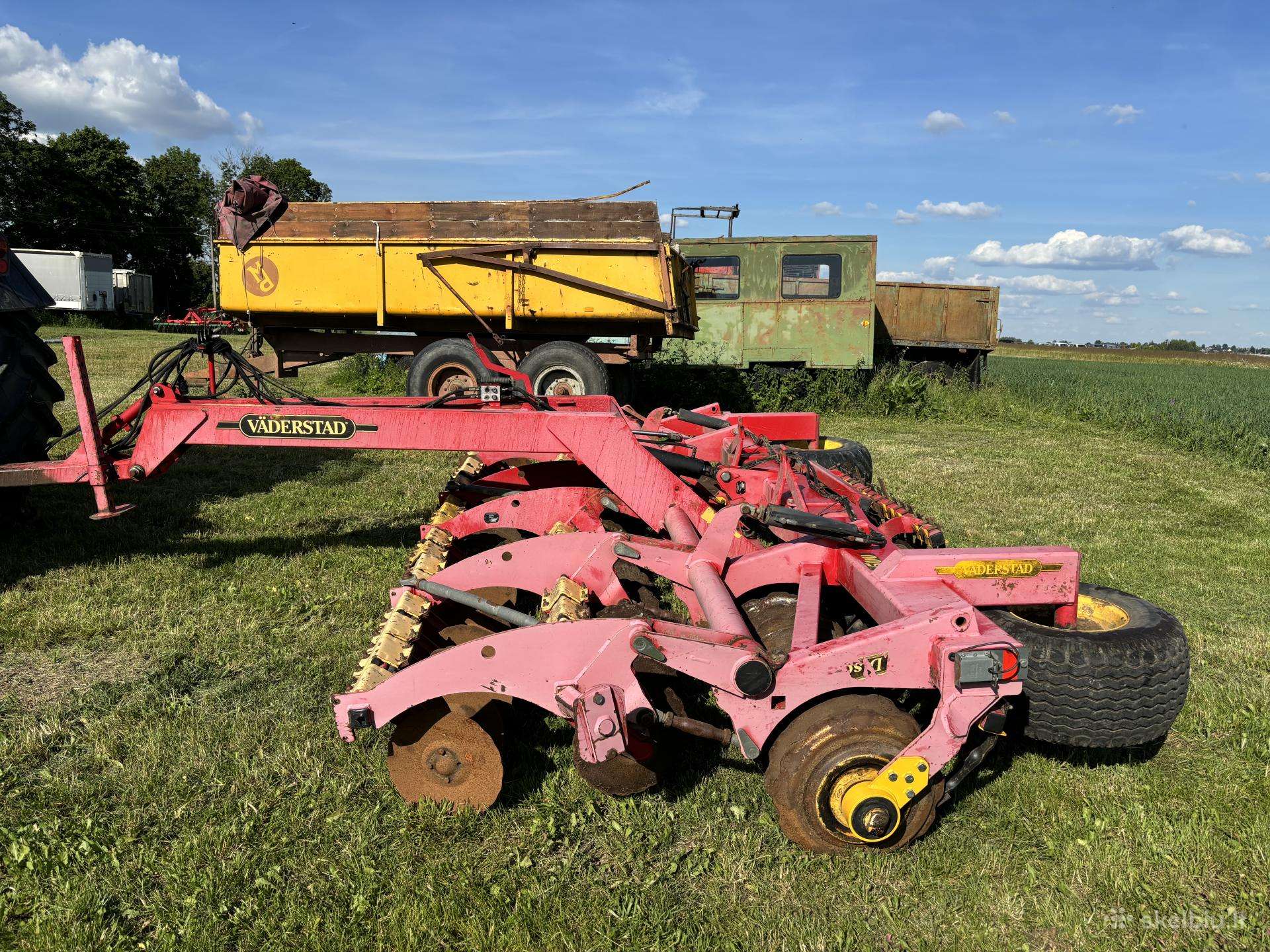 Vaderstad Carrier, scrapers, scrubbers
