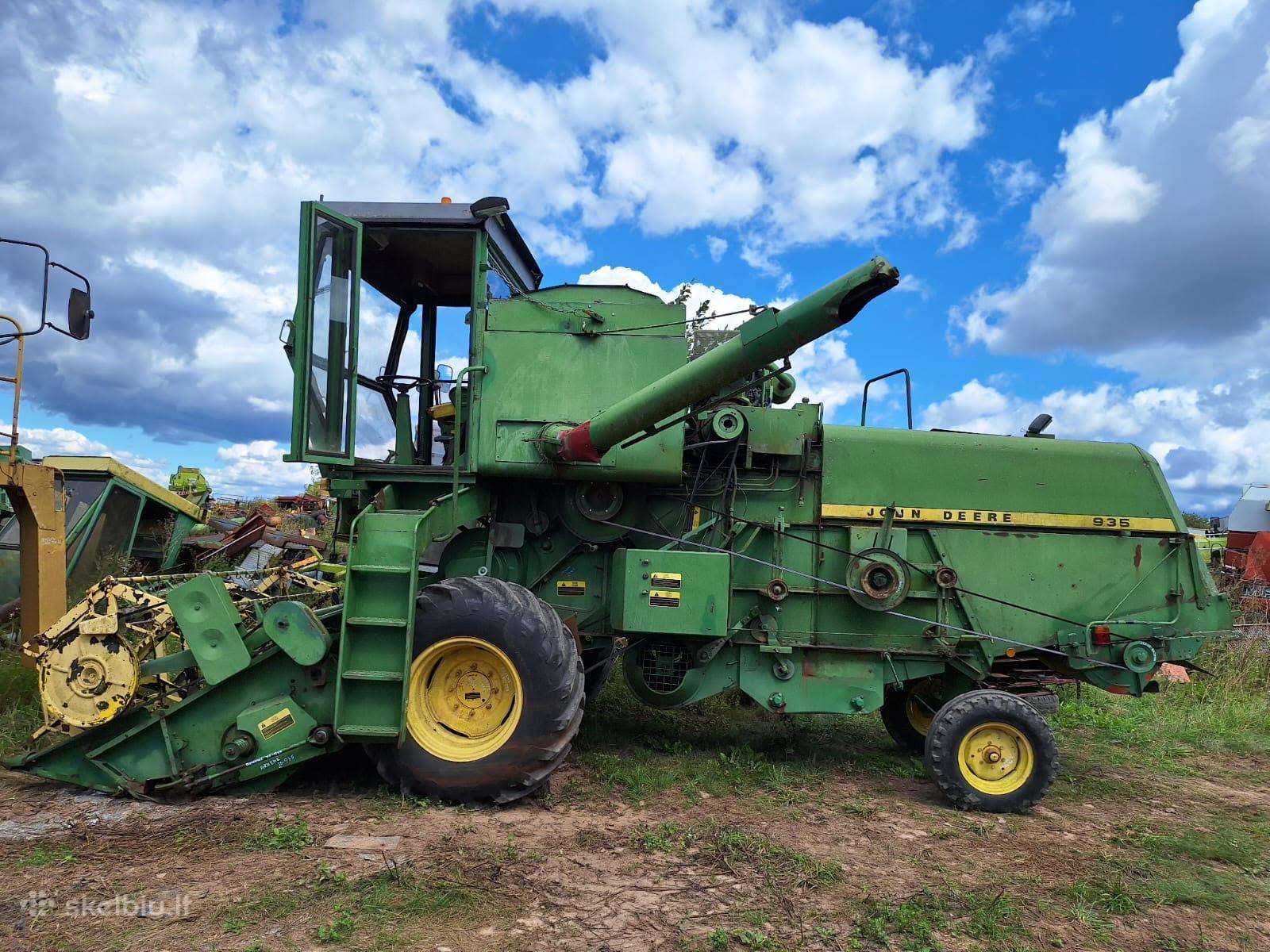 John Deere 935, combine harvesters