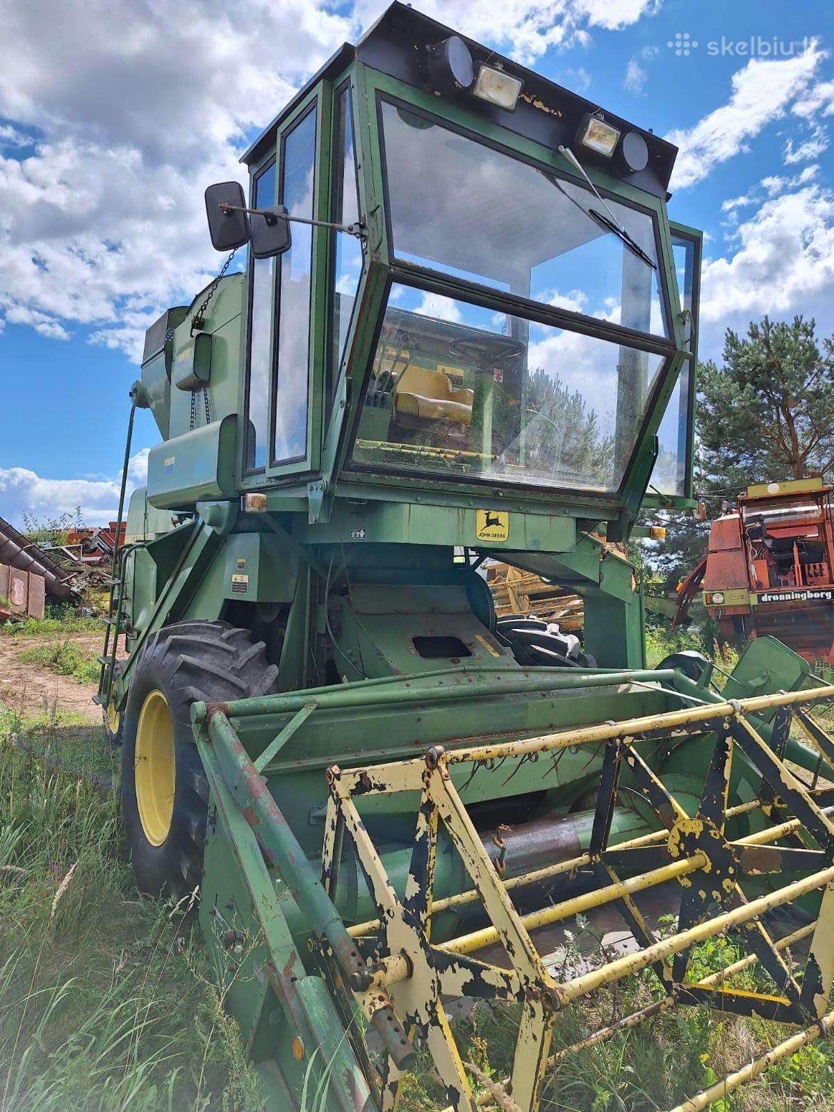 John Deere 935, combine harvesters