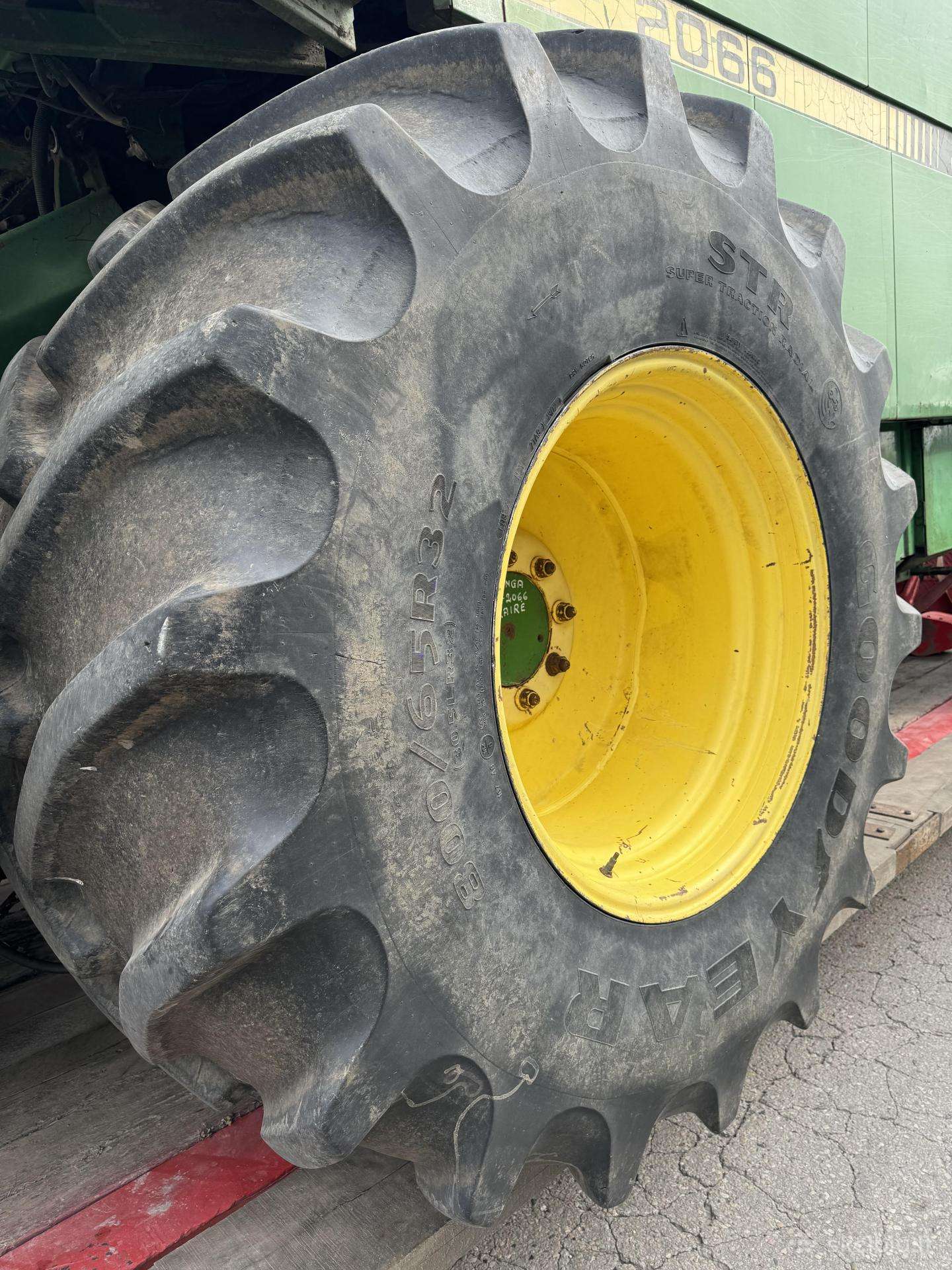 John Deere 2066 4x4, combine harvesters