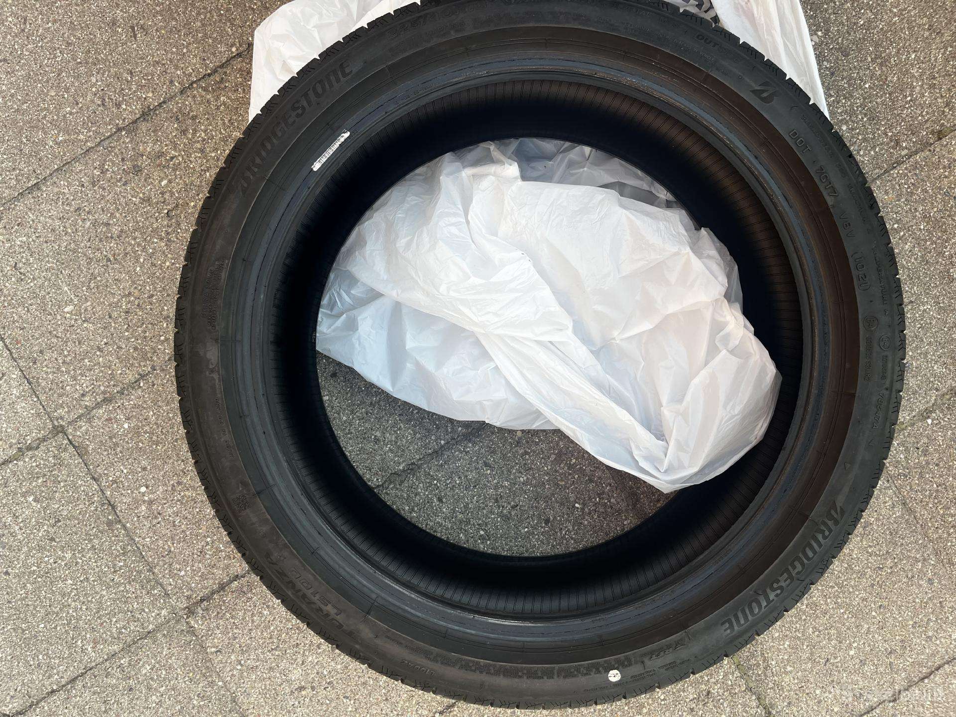 Bridgestone Universalios 225 40 R18 A26591087 bridgestone-universalios-225-40-r18-a26591087