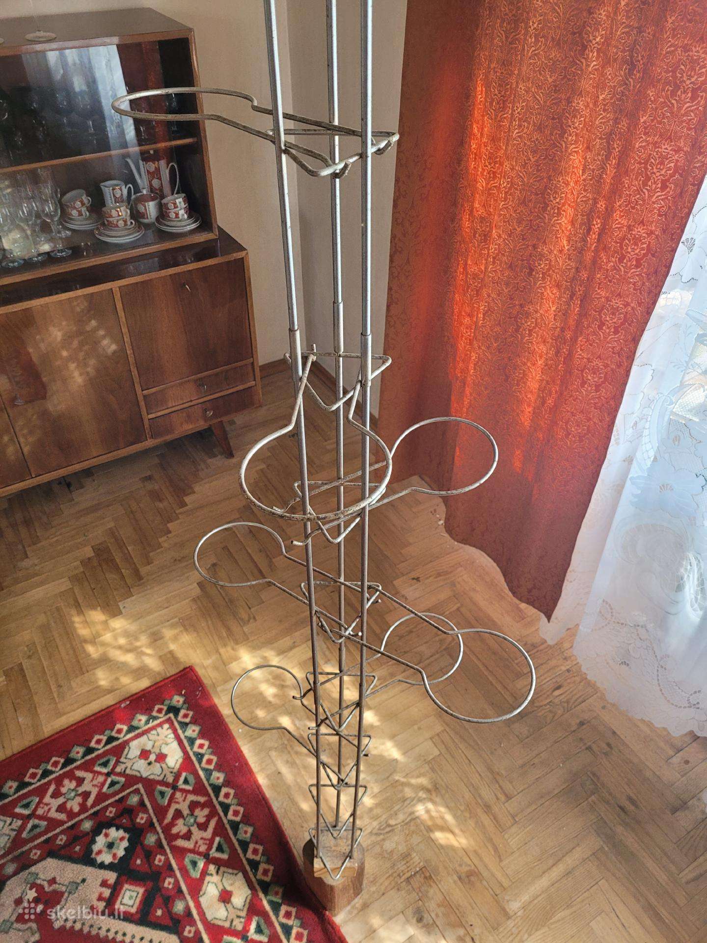 Metalinis montuojamas gėlių stovas, kaina 20 eur
