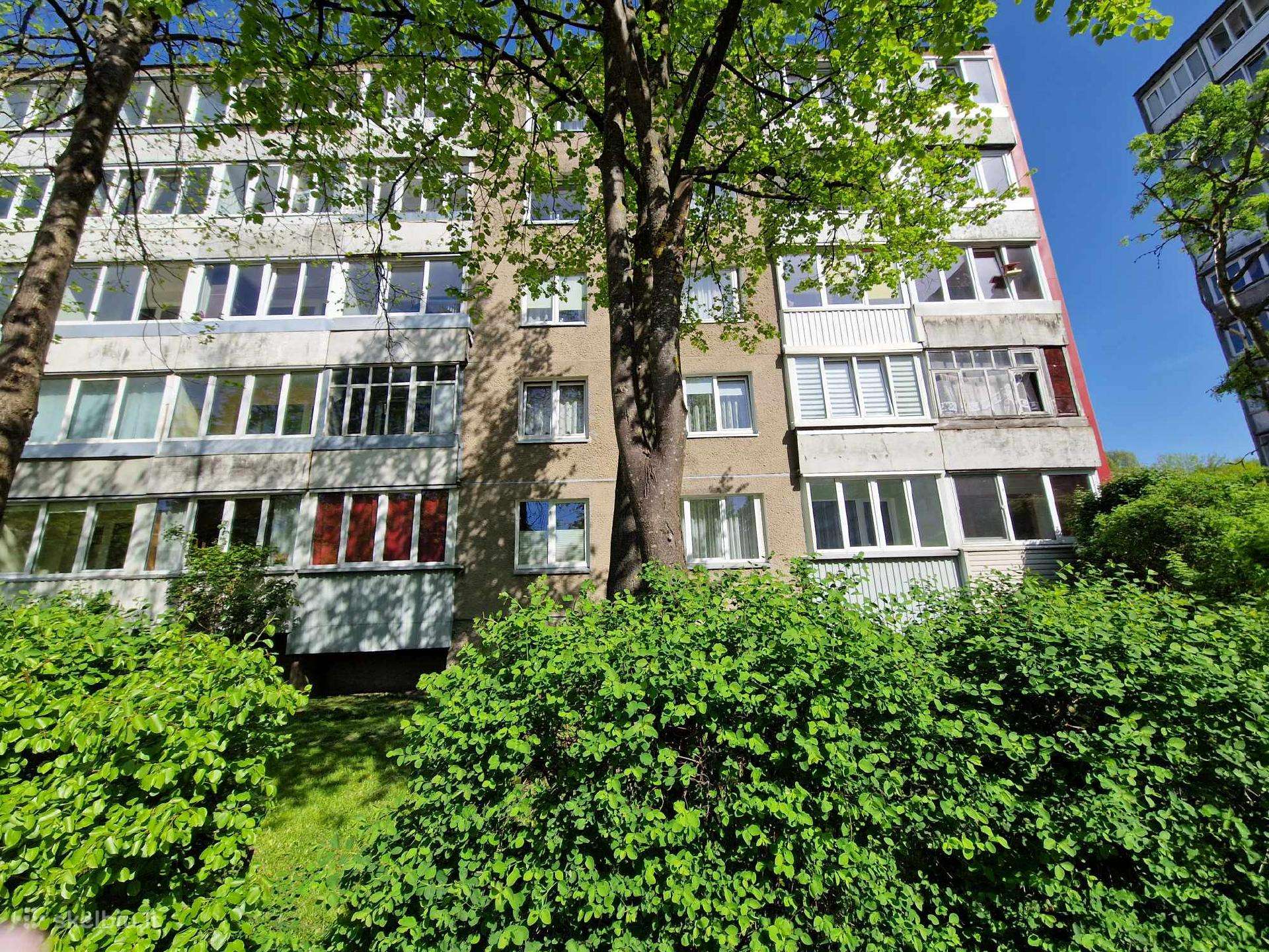 3-jų k. bute kambarys su balkonu