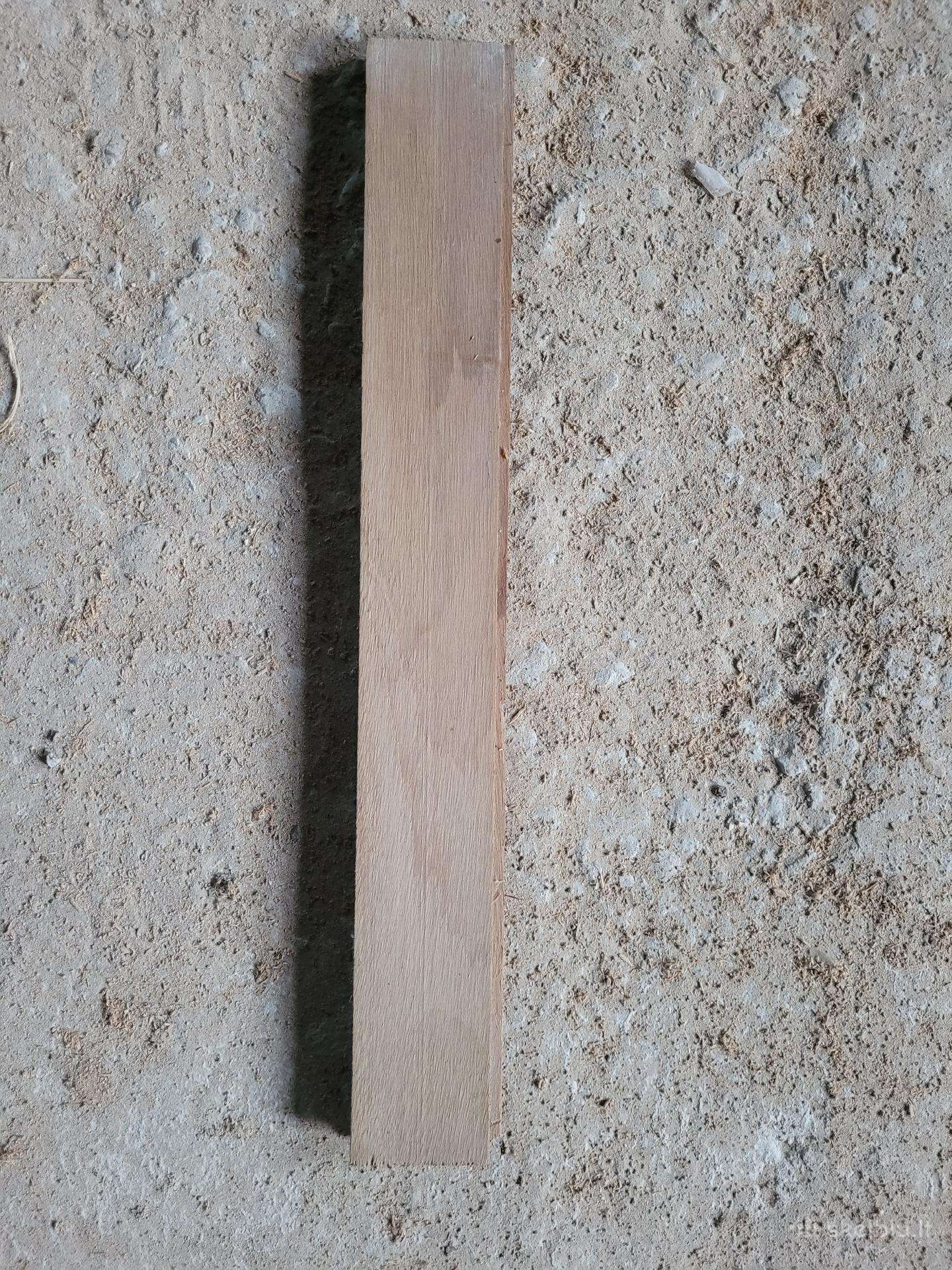 Raudonmedžio parketas, 5x40, 18 kv. m, po 14 €/kva
