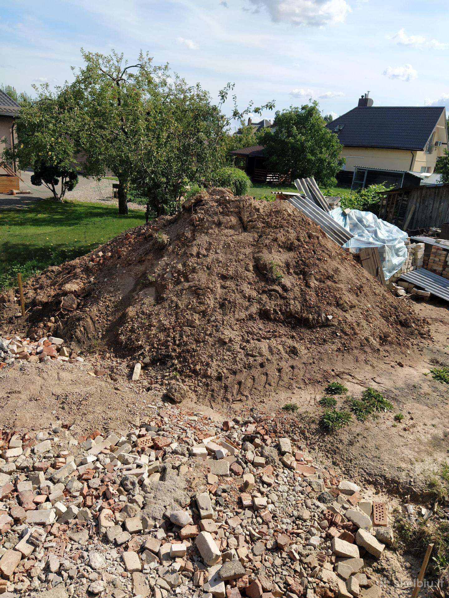 Dovanojama krūva žemių