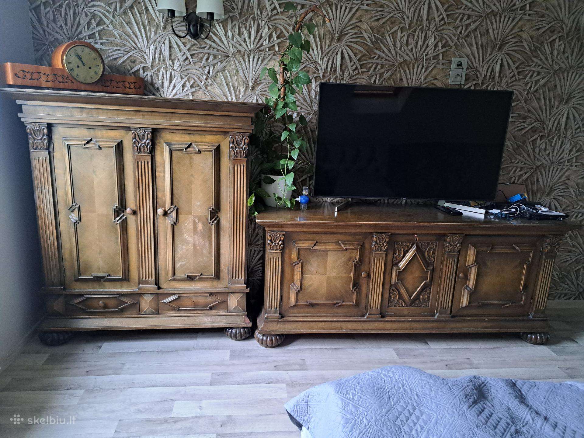 Naturalaus medžio klasikinės komodos