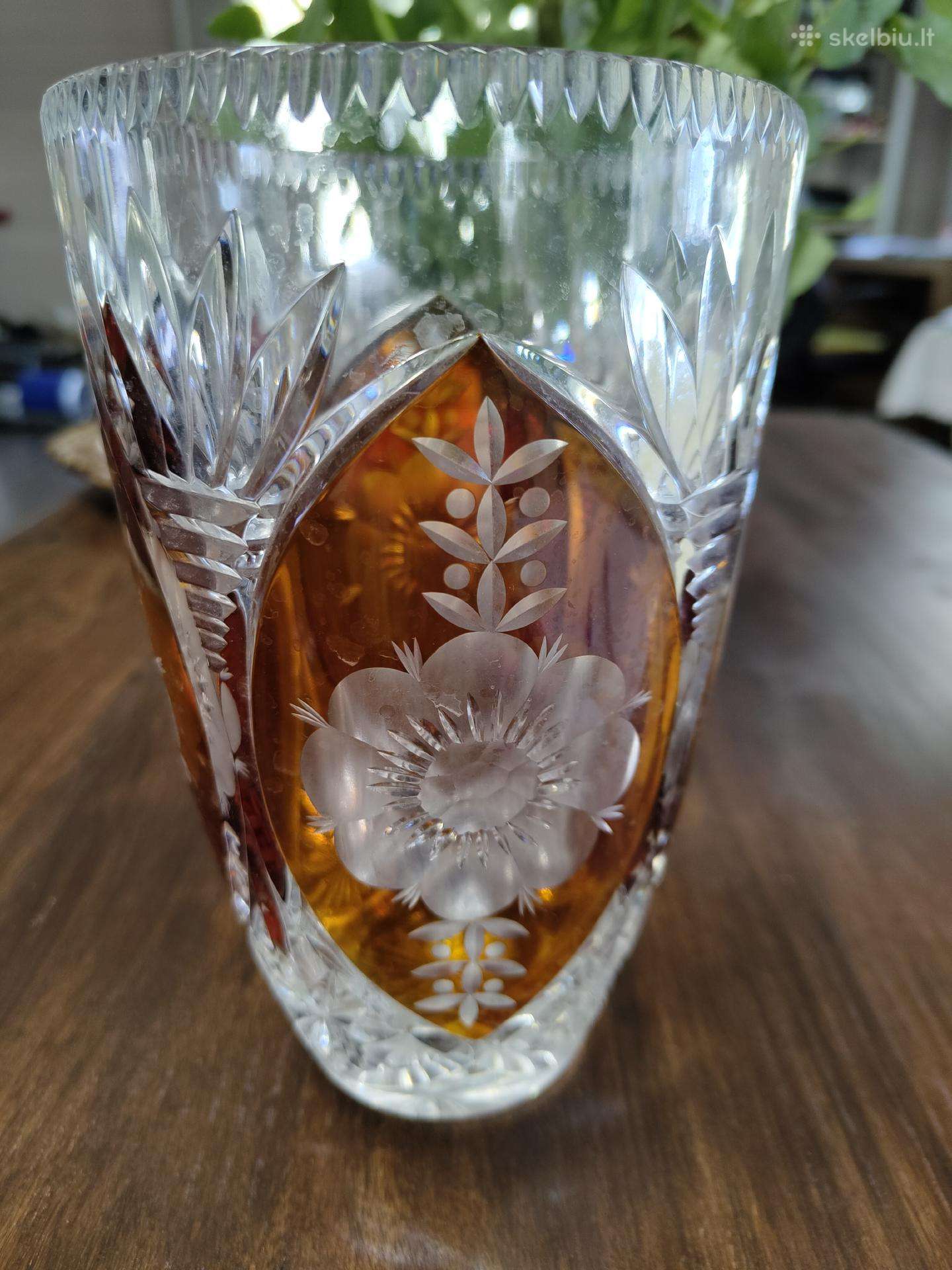 Spalvuoto krištolo vaza
