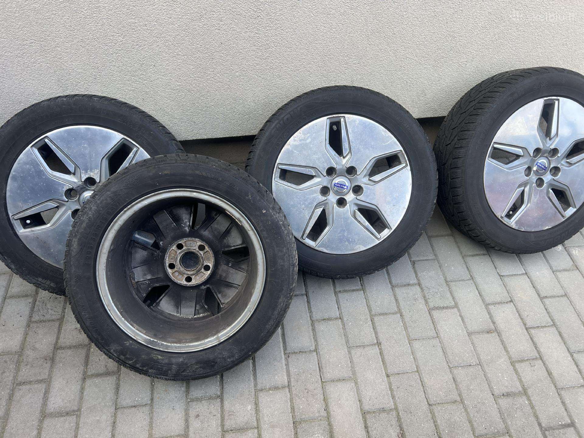 Ratai su žieminėmis padangomis.