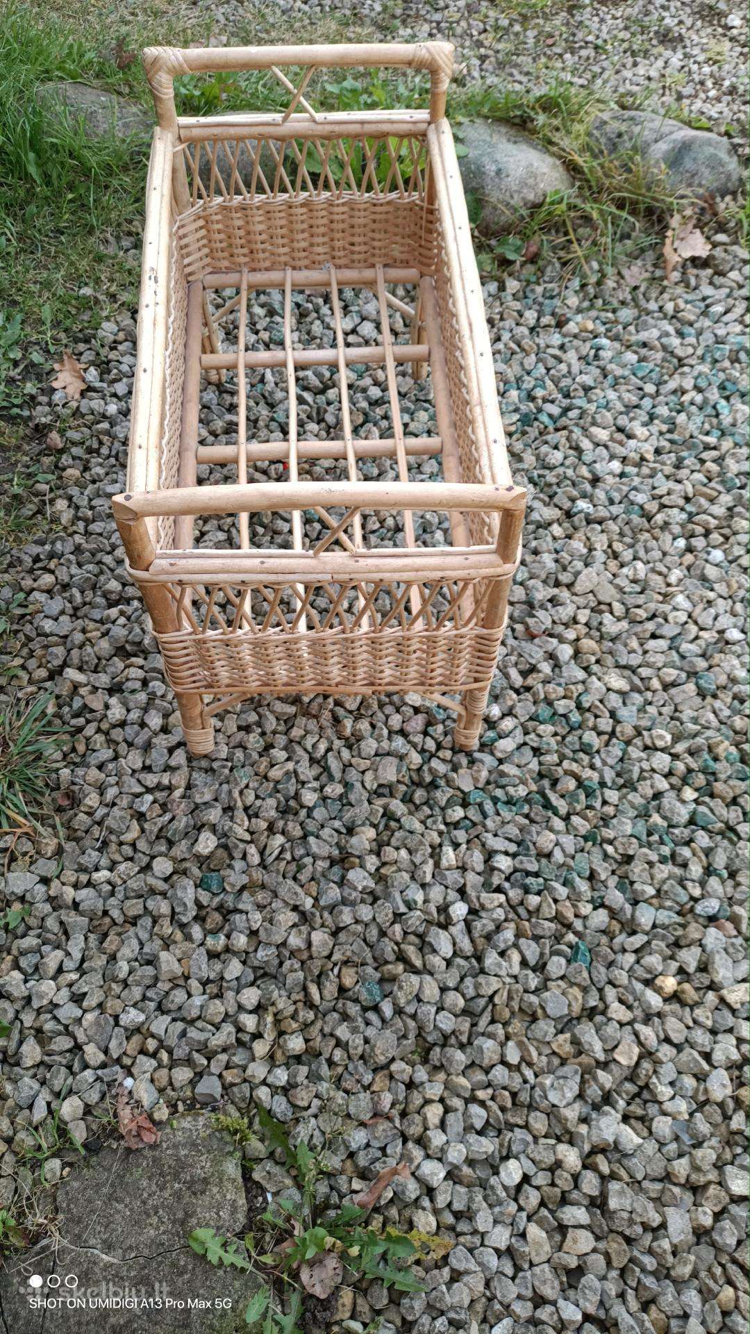 Mažai naudota pinta lovytė lėlei