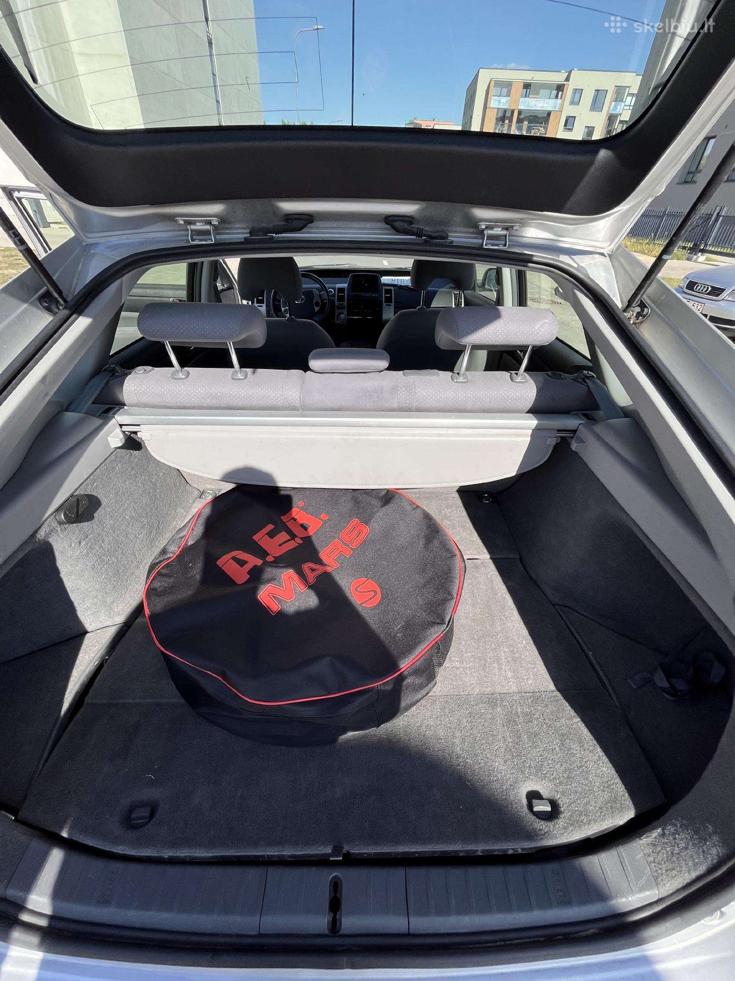 Toyota Prius, Хэтчбек