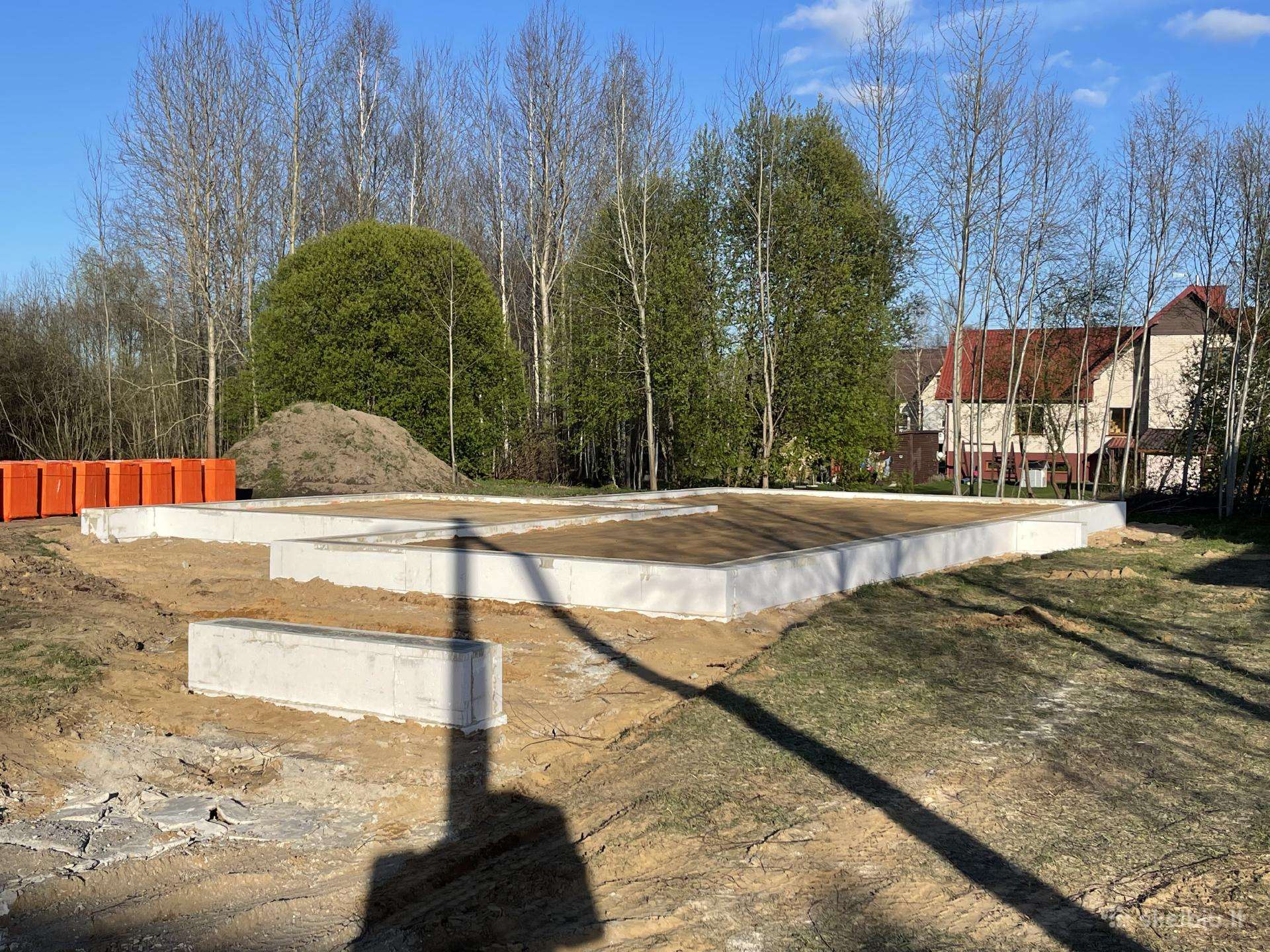 Statybvietės paruošimas, pamatų, įvadų įrengimas