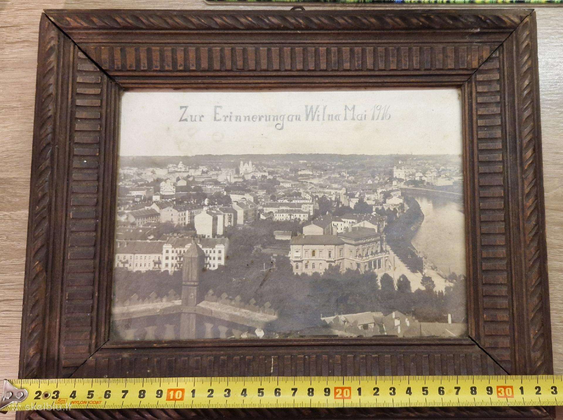 Vilniaus sena nuotrauka, sename rėmelyje.