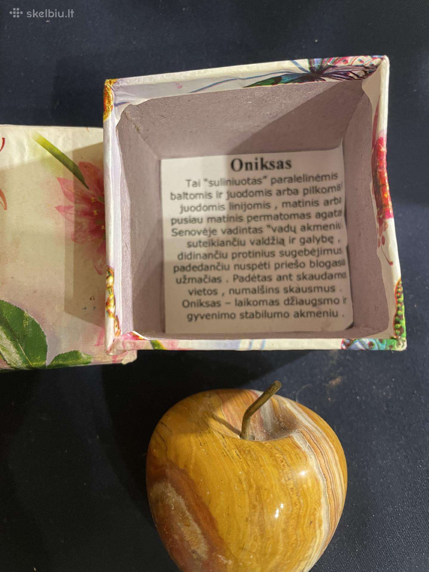 Obuoliukas iš onikso akmens