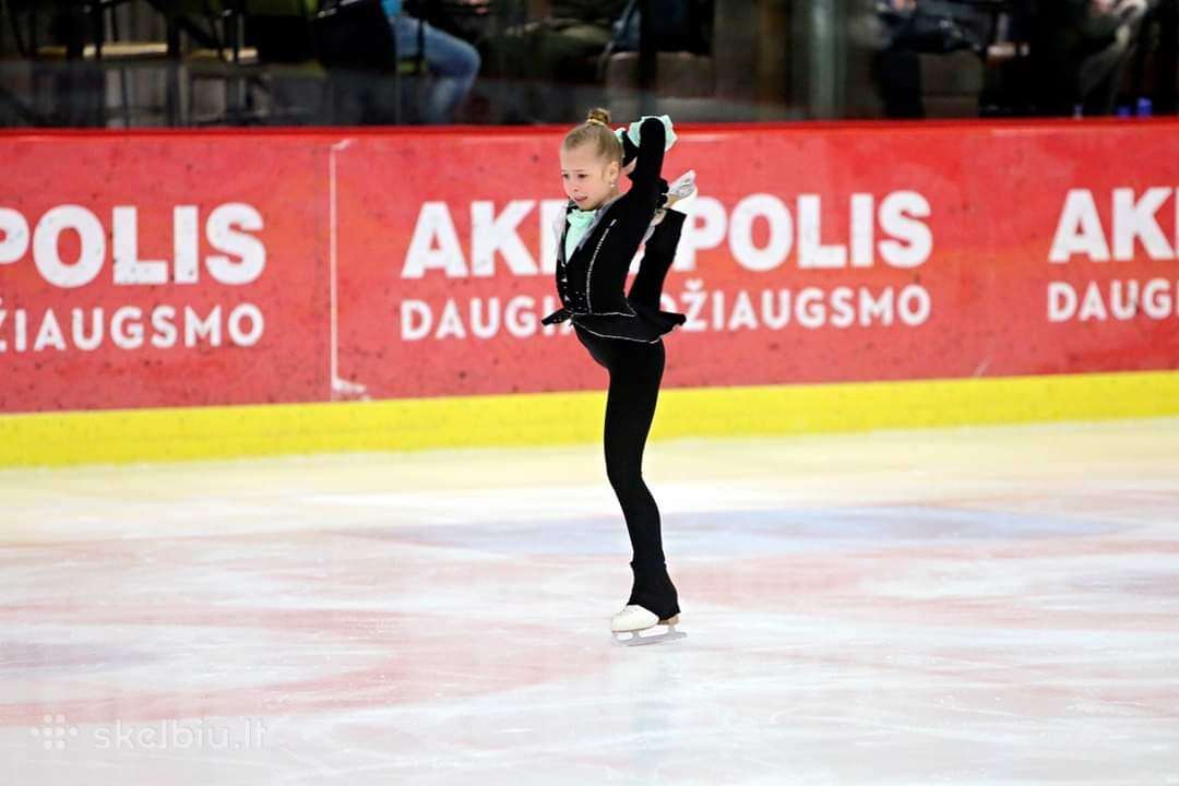 Nuostabus kostiumėlis dailiojo čiuožimo varžyboms