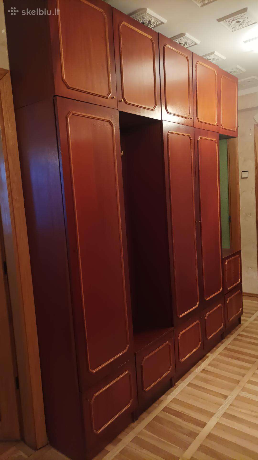 Prieškambario spinta su paaukštinimu