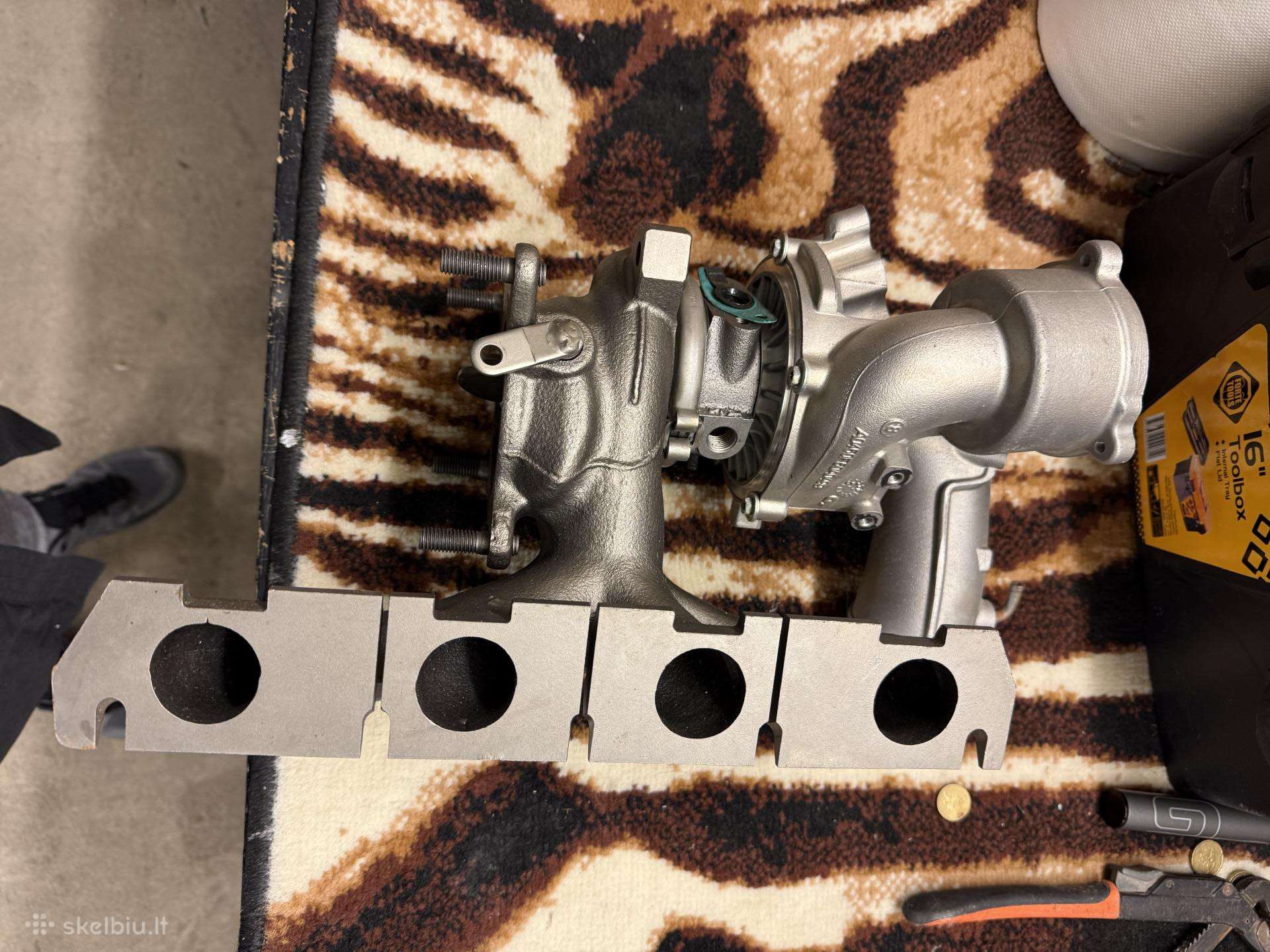 Nauja Volkswagen Audi Turbo su kolektoriumi