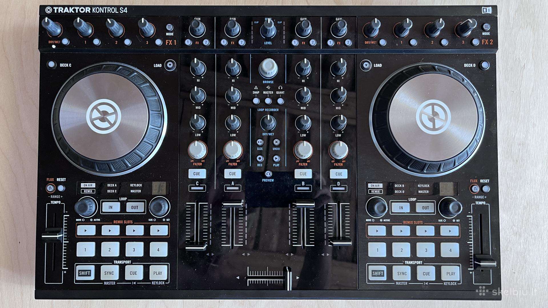 Dj kontroleris, Traktor kontrol s4