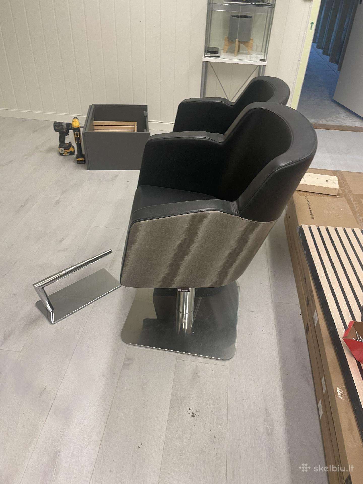 Karista modernios kirpėjo/stilisto kėdės