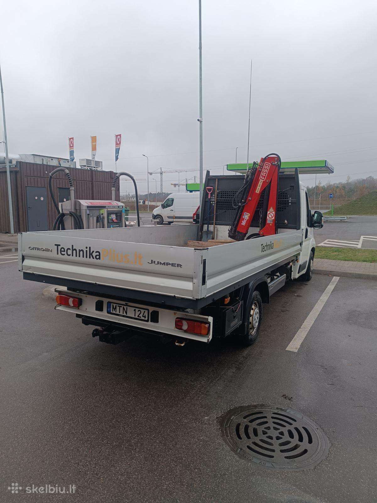 Krovinių pervežimas, mikroautobusas su kranu