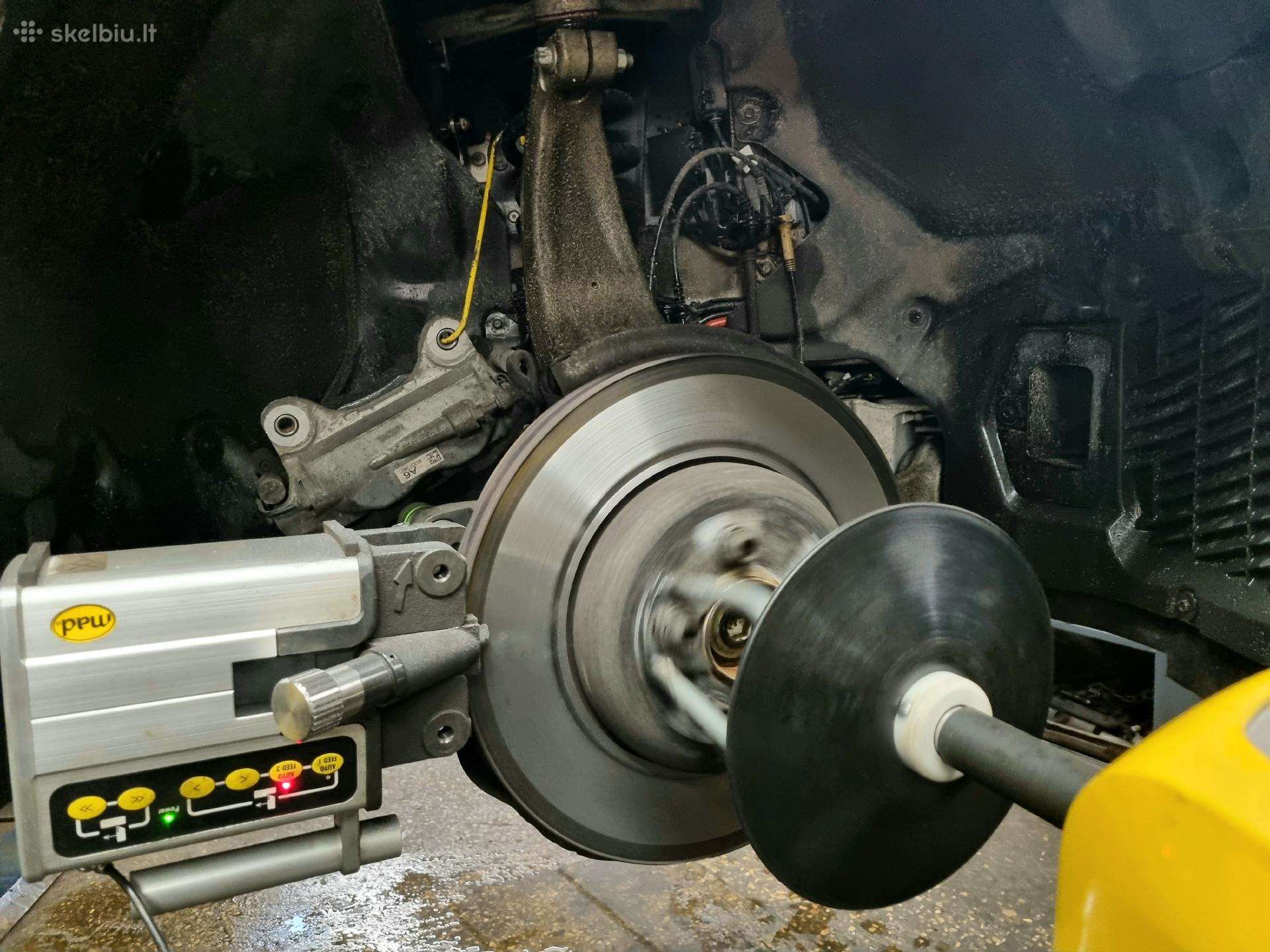 Stabdžių diskų tekinimas nenuimant nuo automobilio
