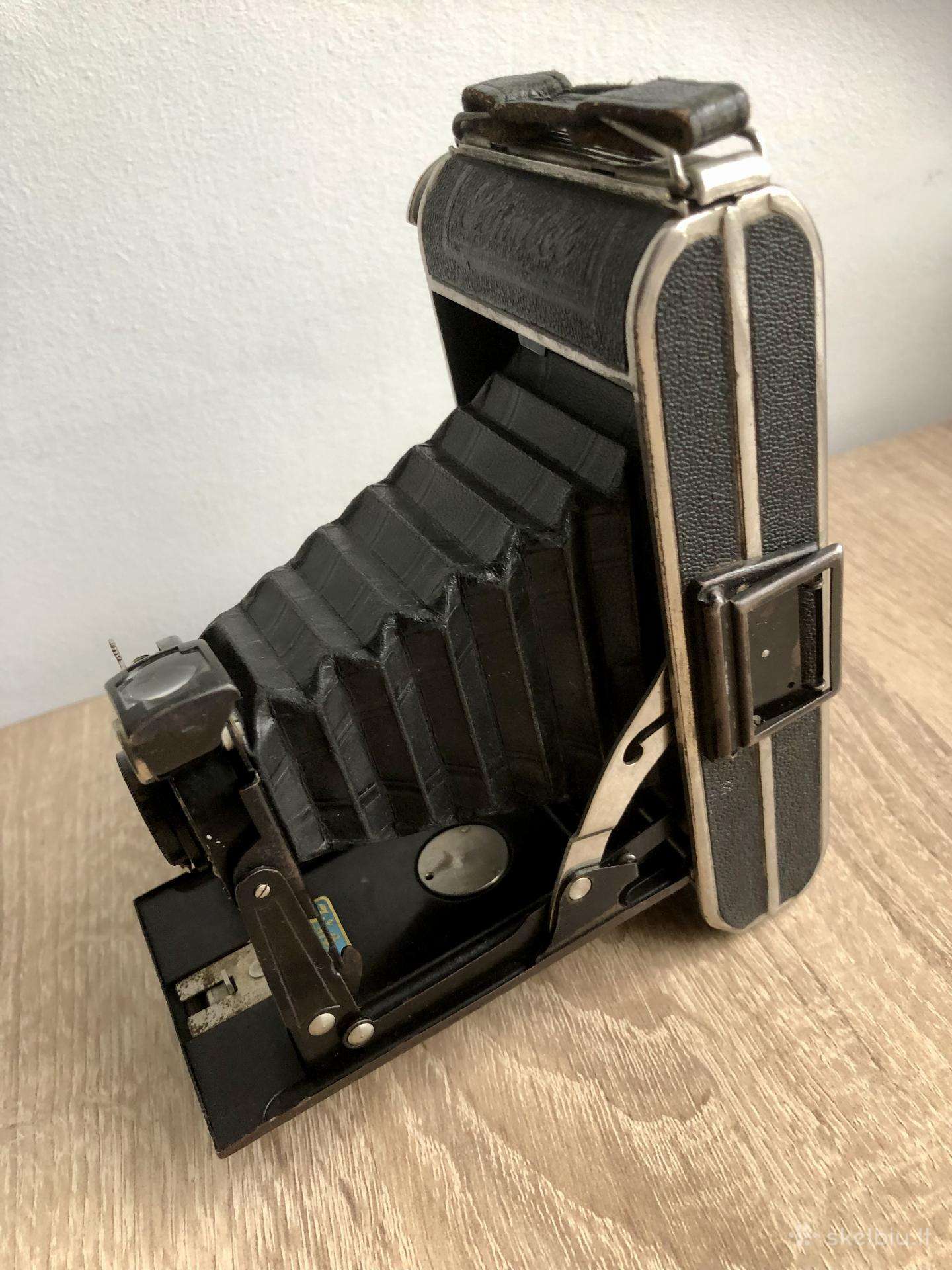 Parduodu senovinius fotoaparatus ir videokamerą.