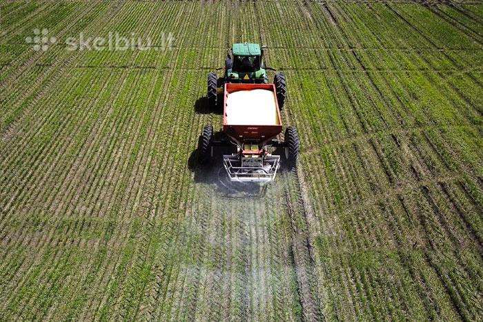 Agro paslaugos barstome trašas, purškiame laukus.0