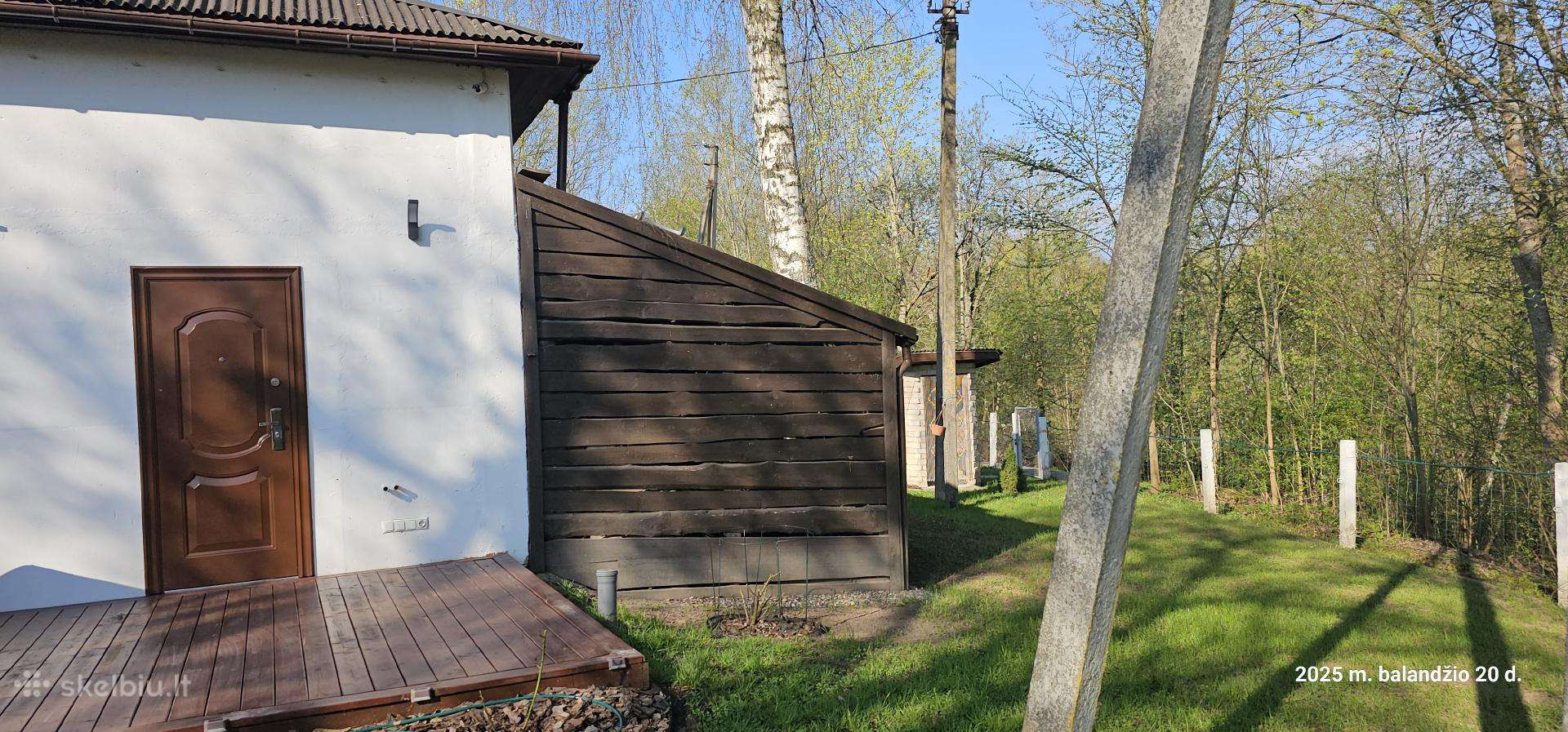 Galimas Keitimas. Sodyba ant upės šlaito
