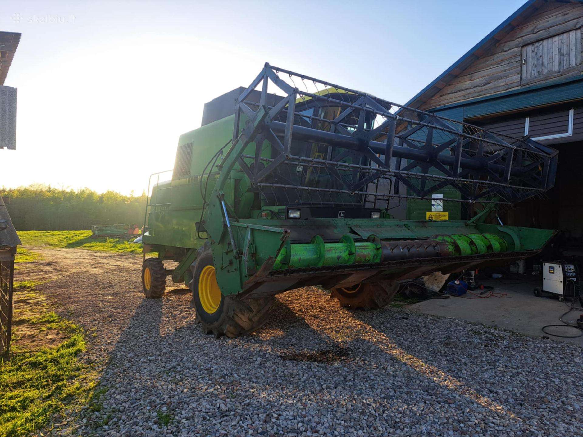 John Deere 1085, kombainai