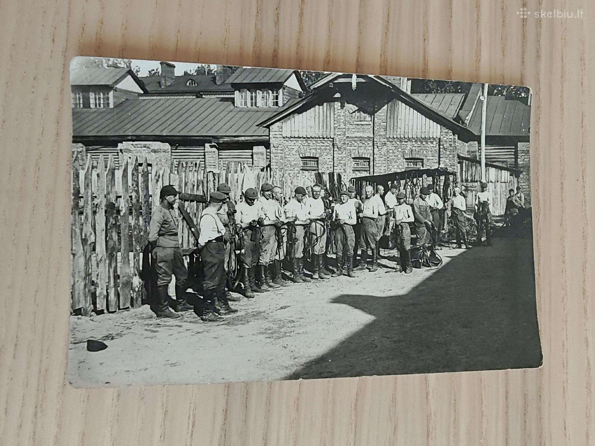 Lietuvos kariai arklidėse su balnais