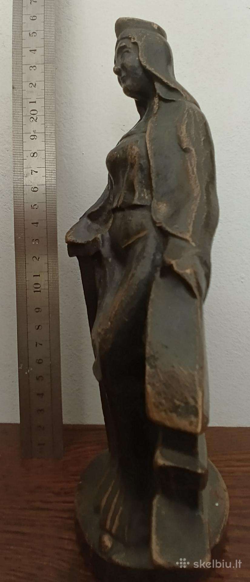 Bronzinė mergina